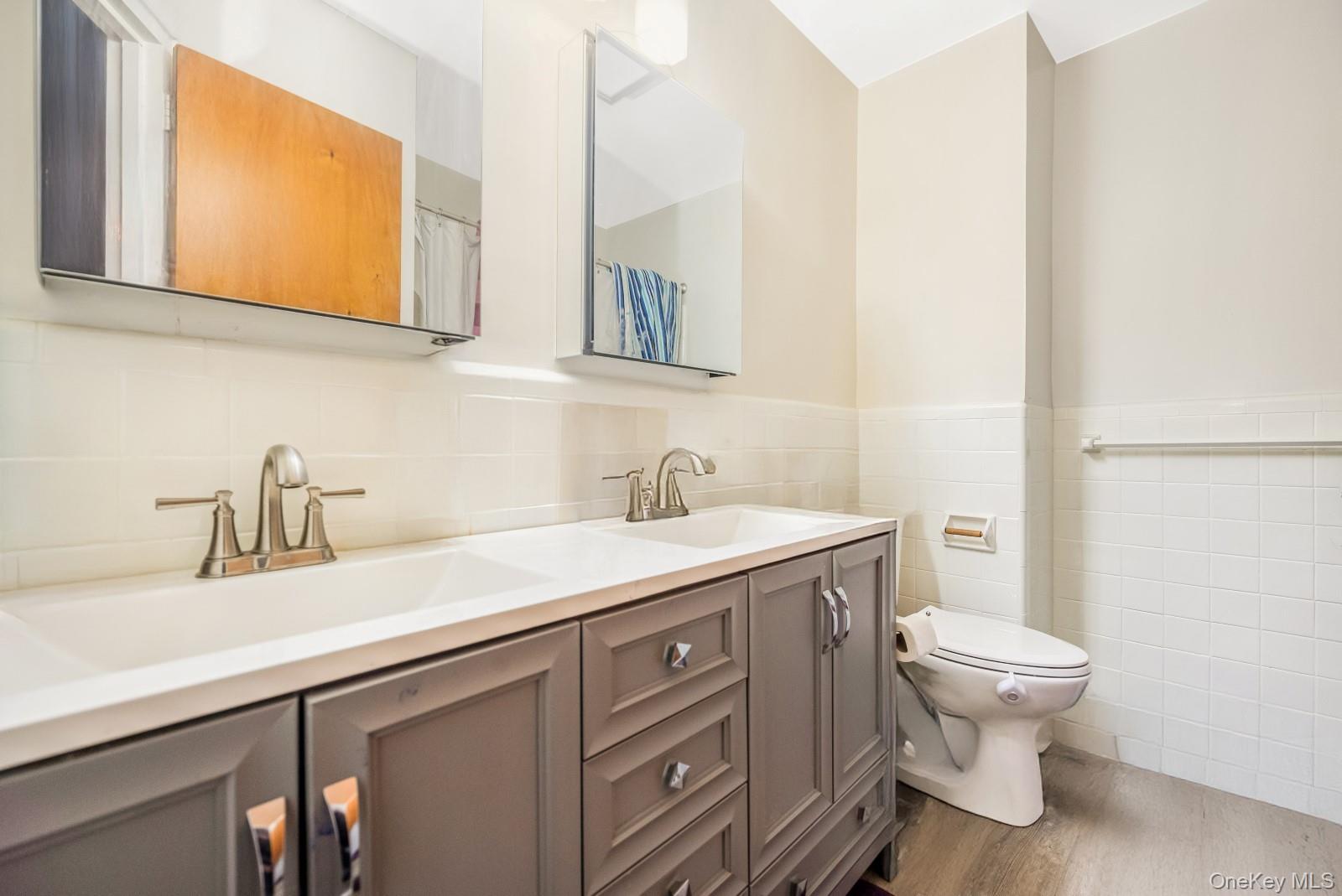 #10 photo, 60-56 75th Street, कुईंस Middle Village , NY 11379