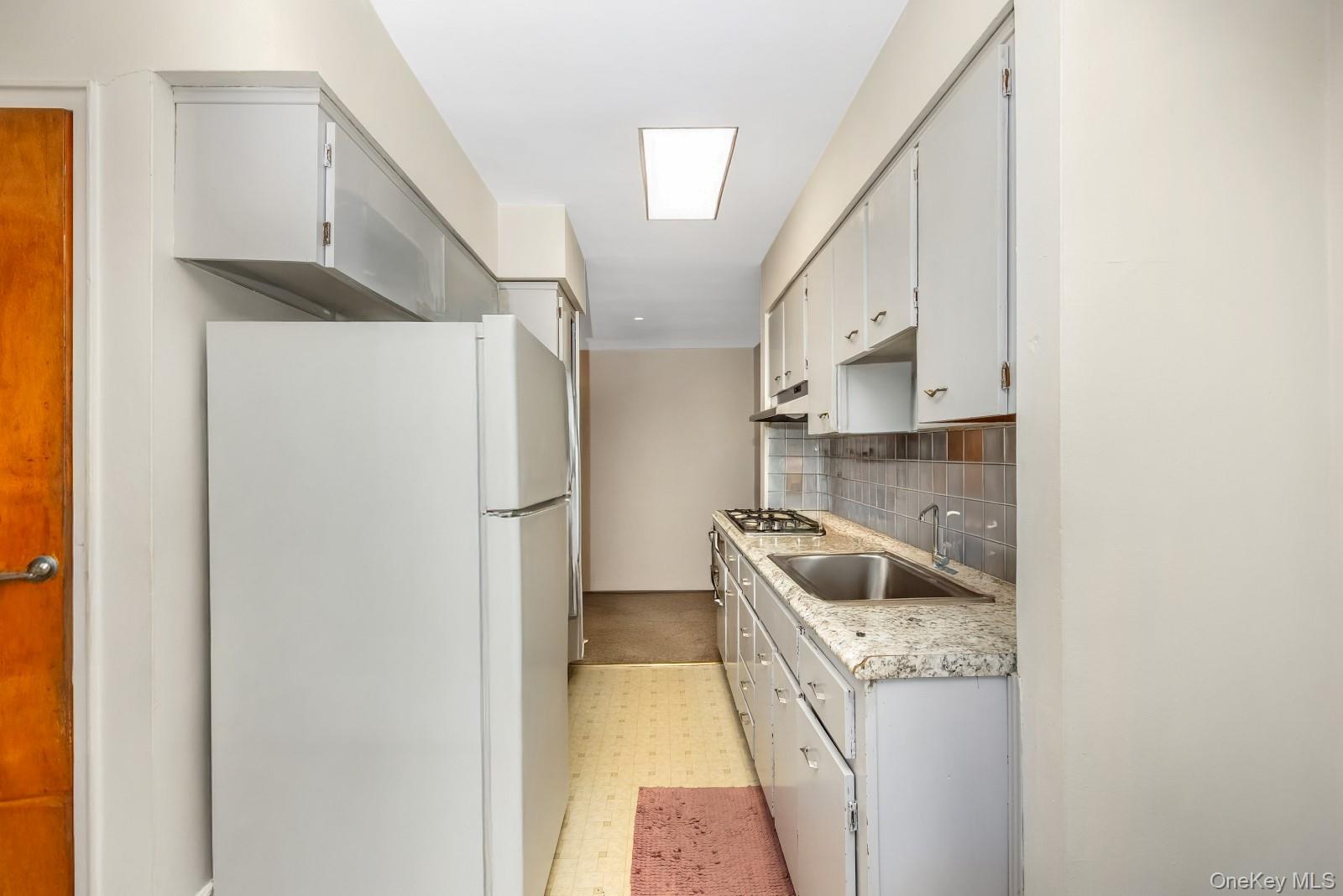 #16 photo, 60-56 75th Street, कुईंस Middle Village , NY 11379