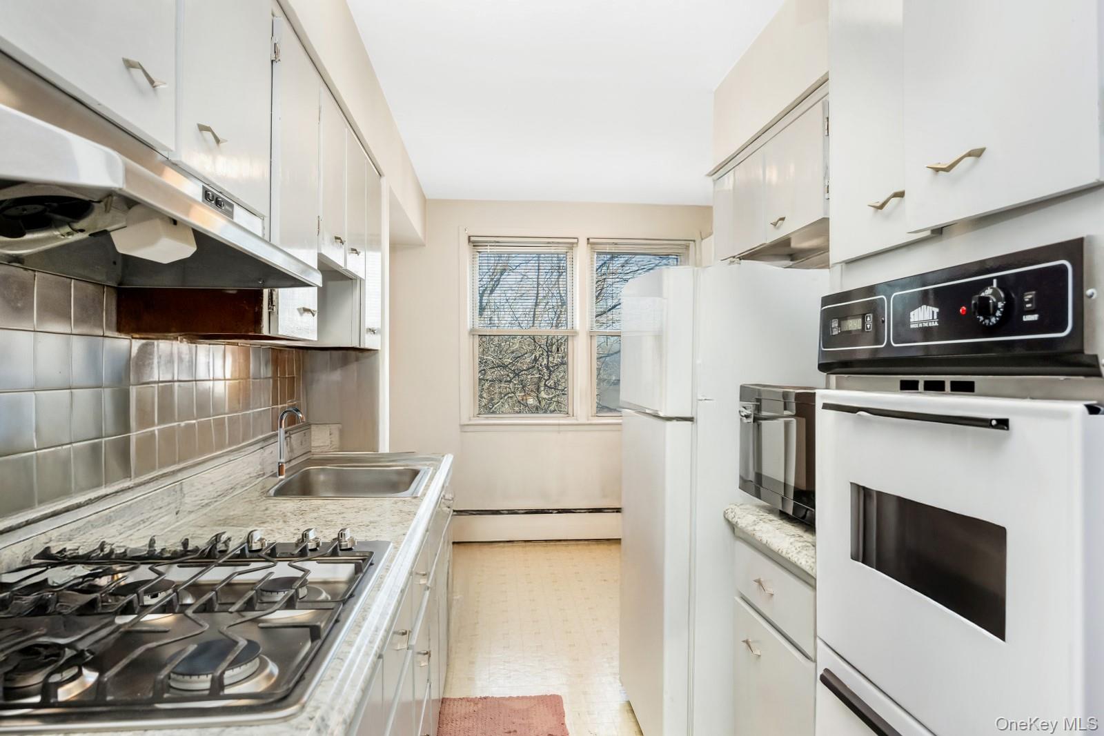 #17 photo, 60-56 75th Street, कुईंस Middle Village , NY 11379