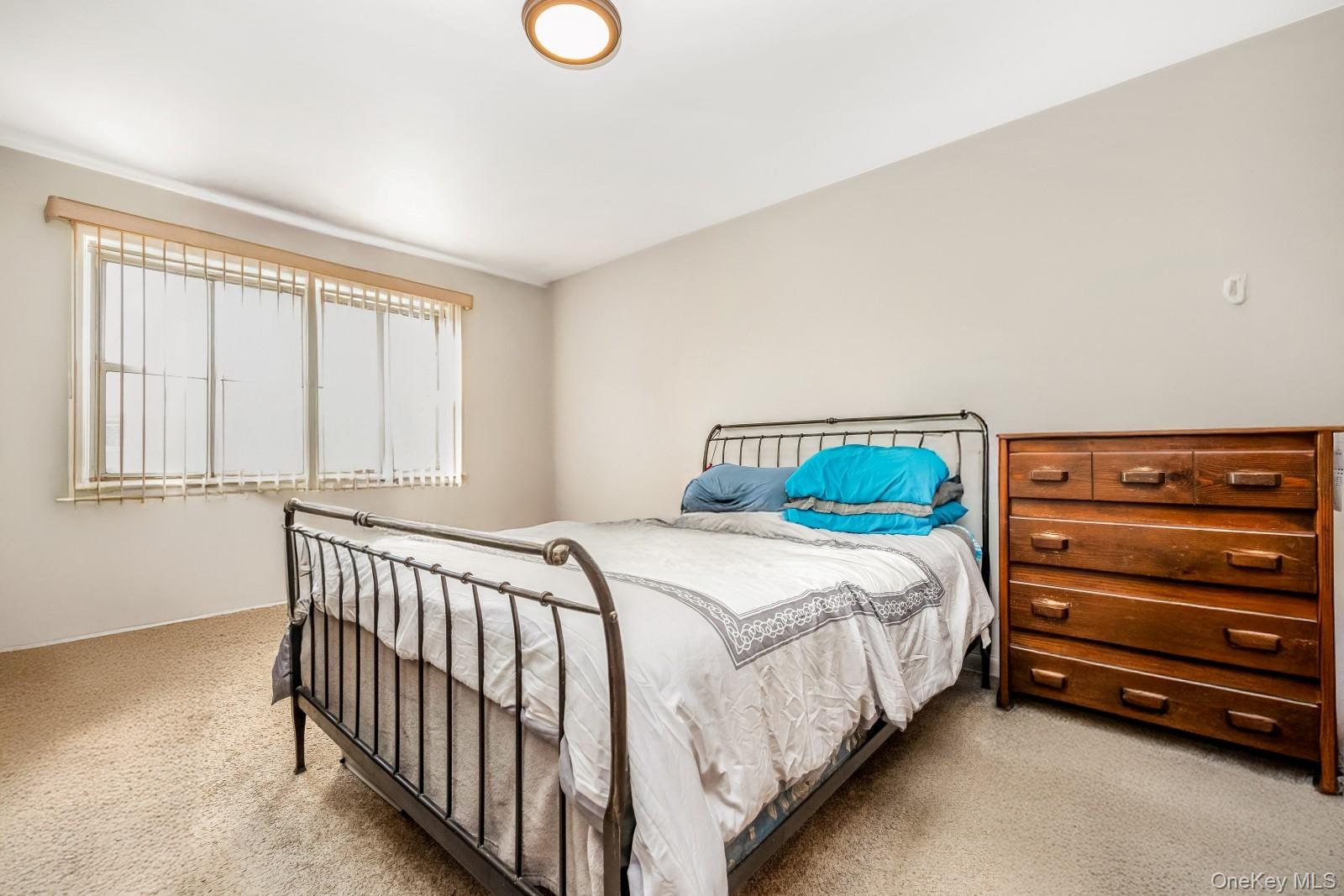 #20 photo, 60-56 75th Street, कुईंस Middle Village , NY 11379