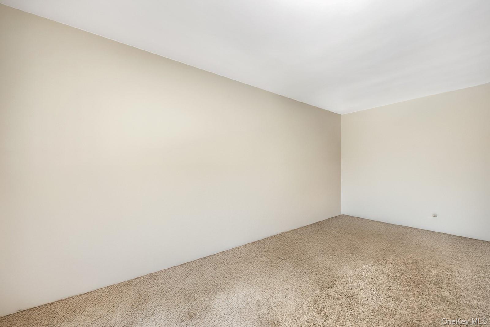 #3 photo, 60-56 75th Street, कुईंस Middle Village , NY 11379