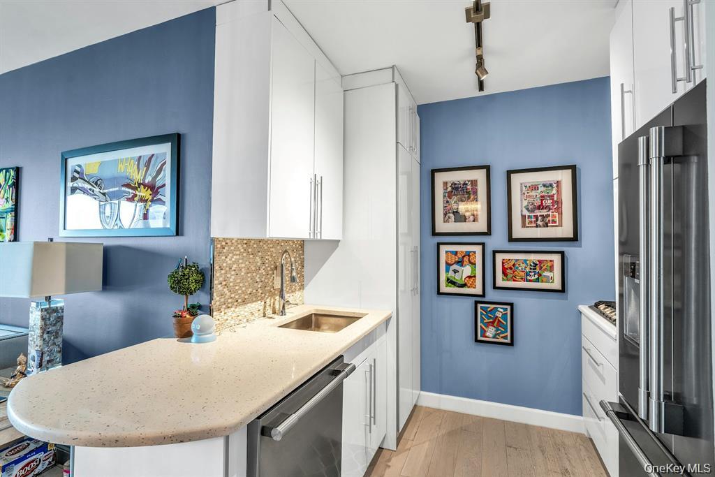 #13 photo, 269-10 Grand Central Parkway, Floral Park , NY 11005