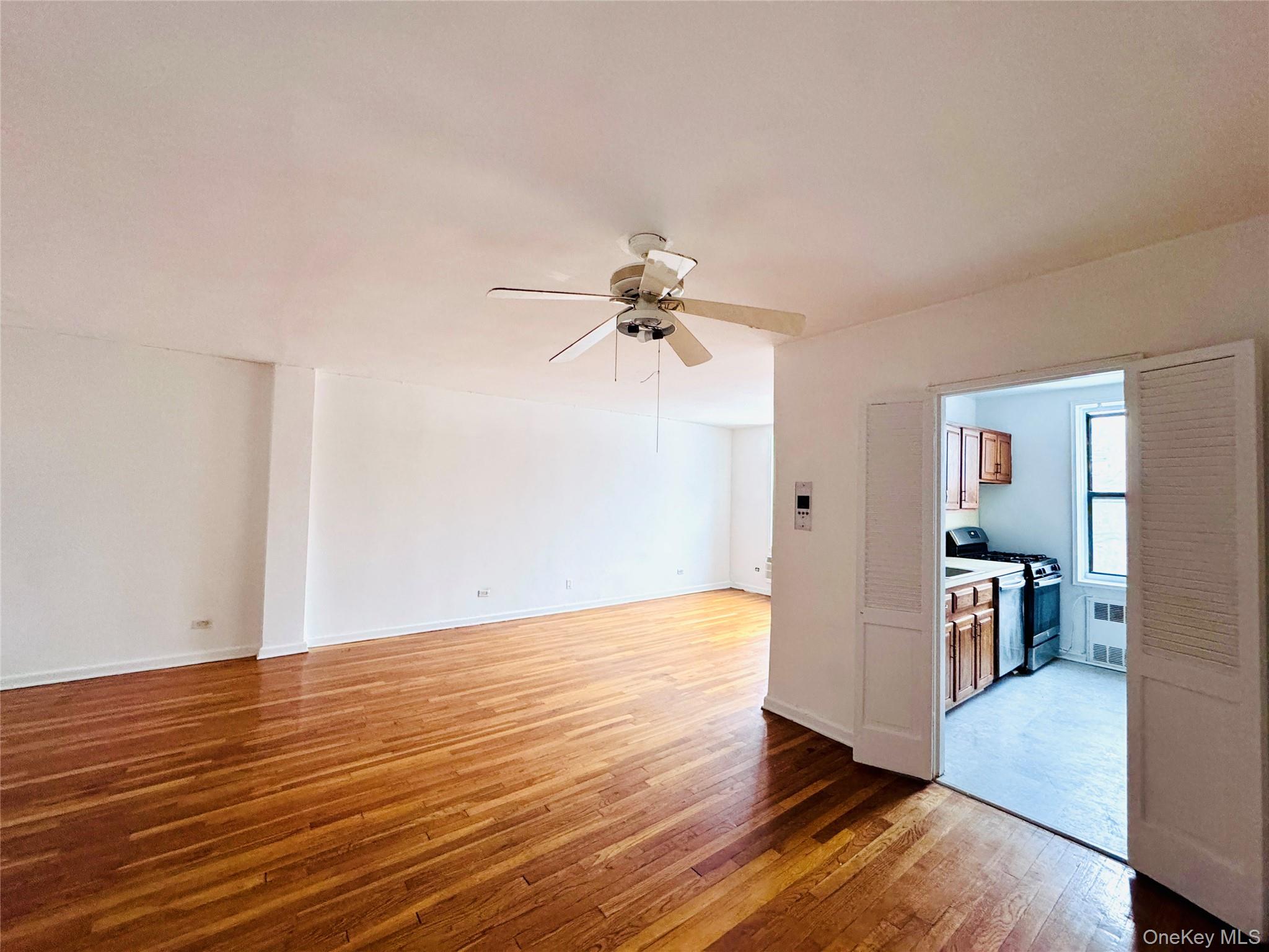 #11 photo, 141-05 Pershing Crescent, كوينز Briarwood , NY 11432