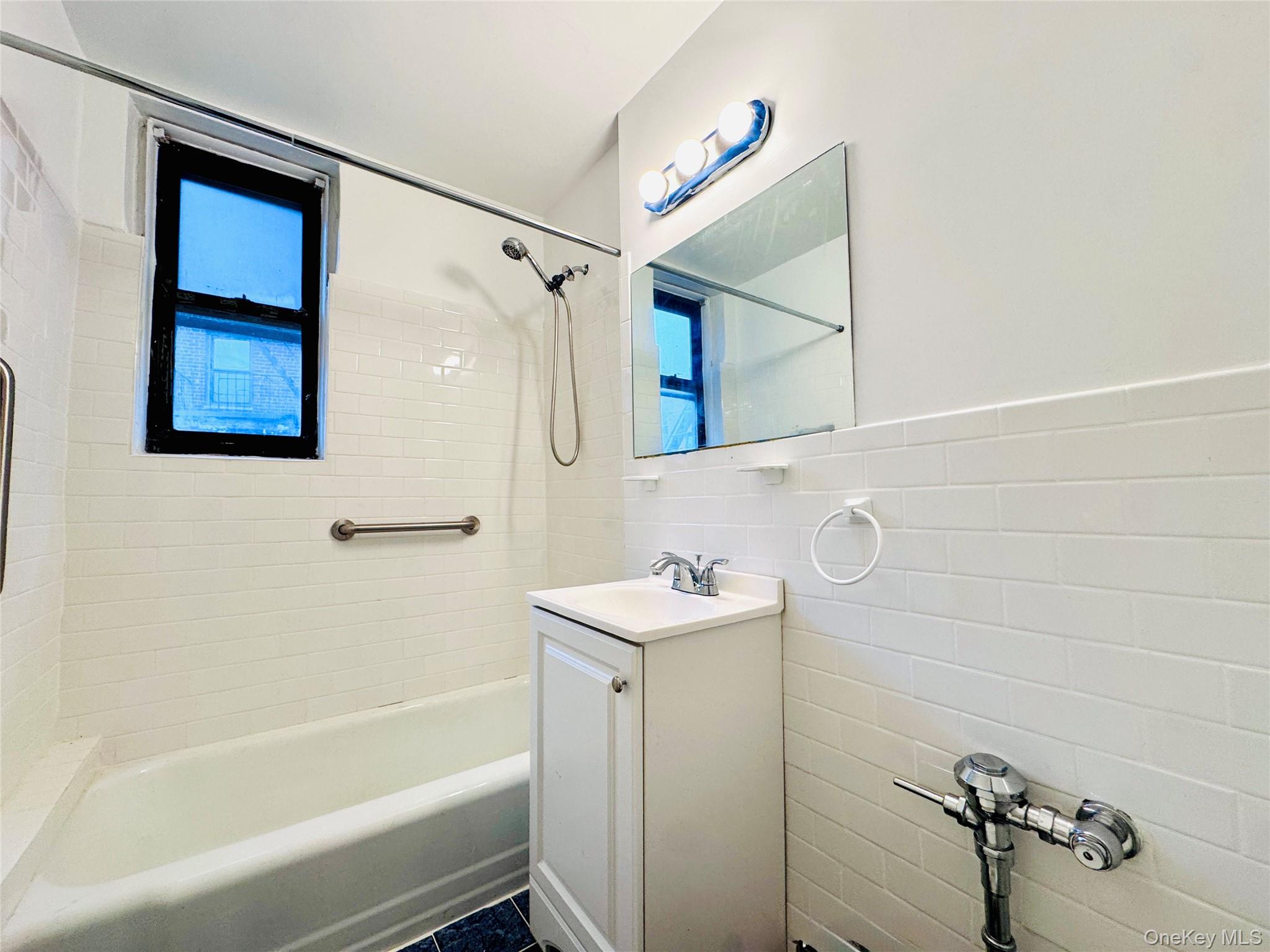 #14 photo, 141-05 Pershing Crescent, كوينز Briarwood , NY 11432