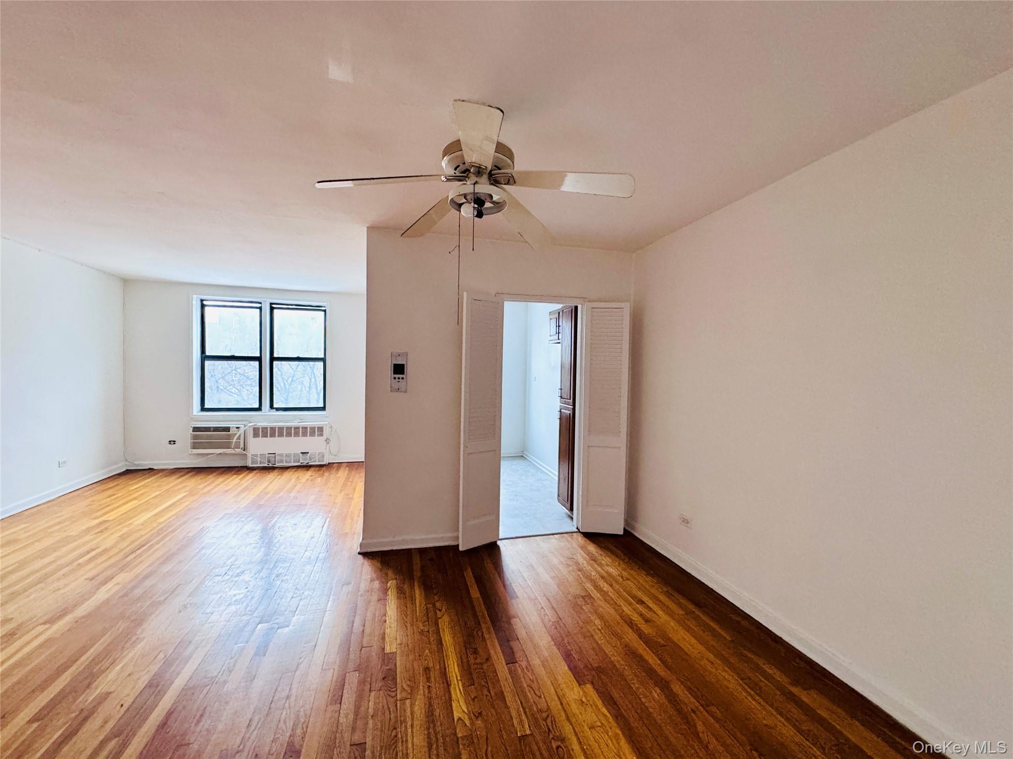 #8 photo, 141-05 Pershing Crescent, كوينز Briarwood , NY 11432