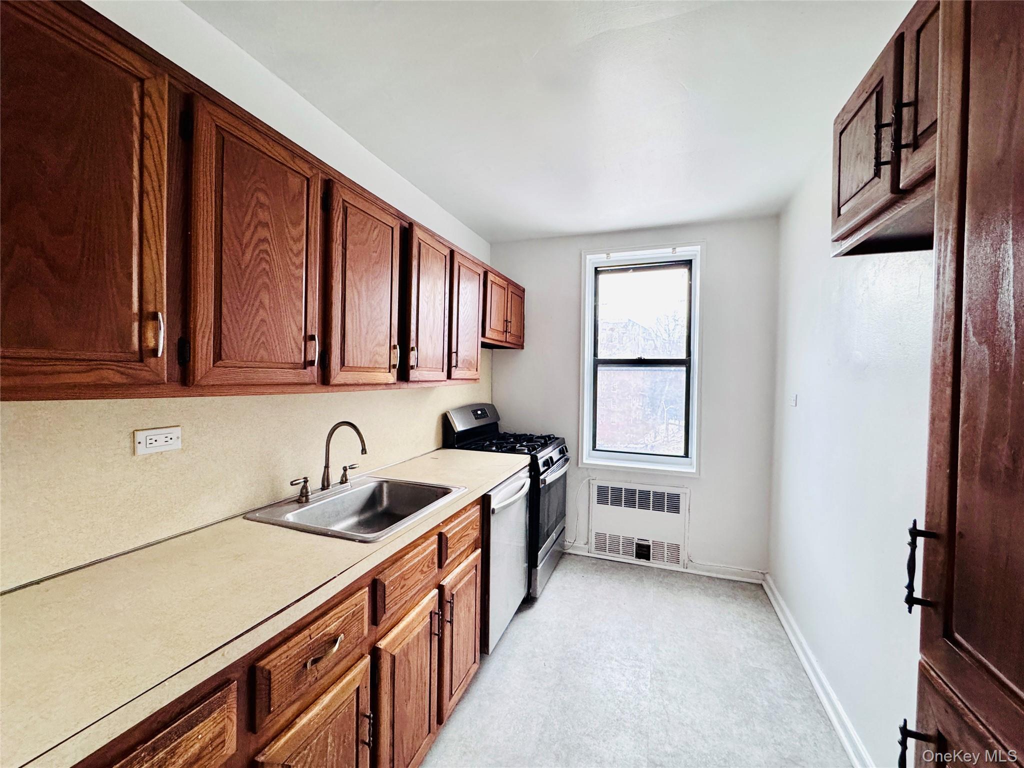 #9 photo, 141-05 Pershing Crescent, كوينز Briarwood , NY 11432