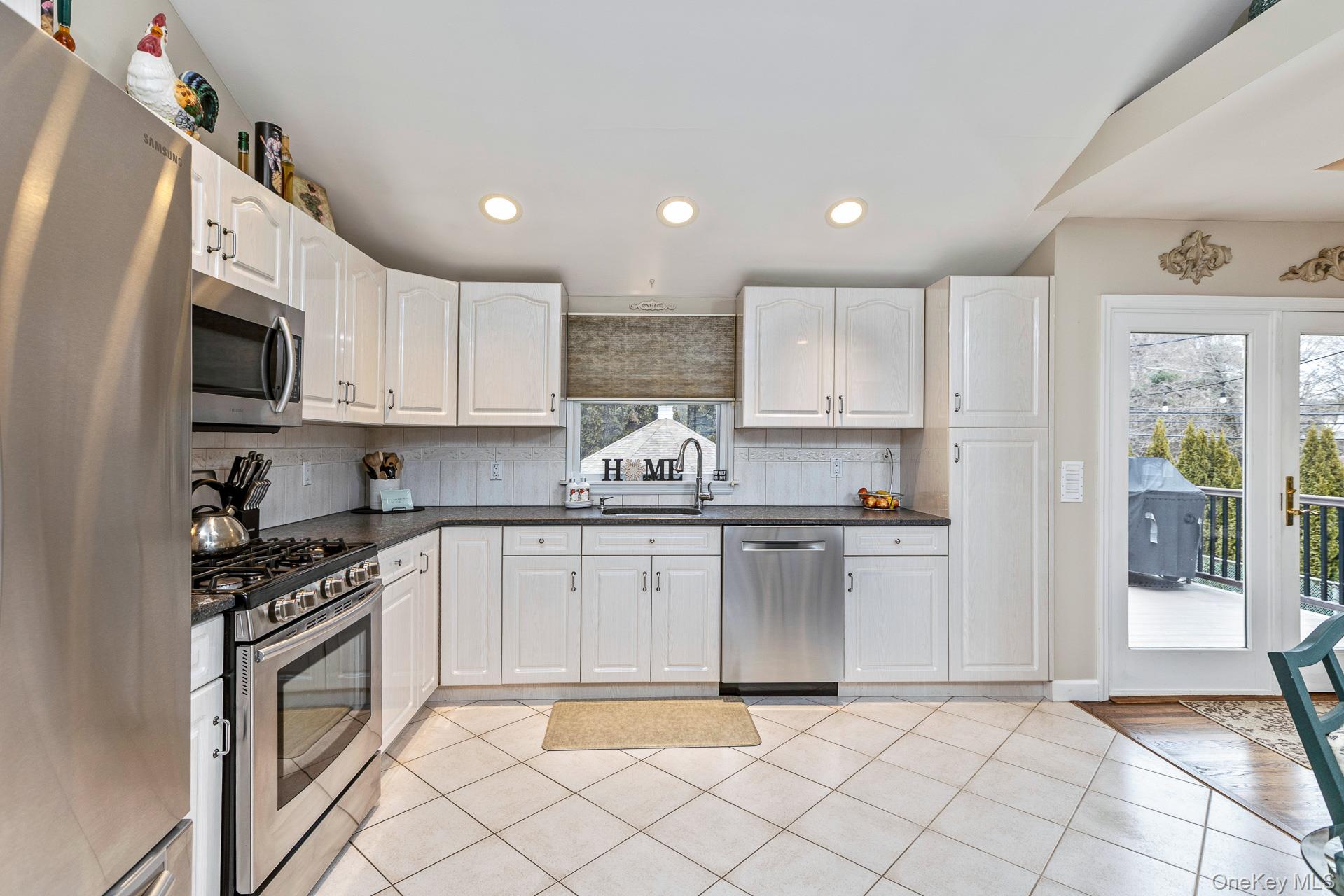 #10 photo, 74 Lauren Avenue, Саффолк ‖ Dix Hills , NY 11746