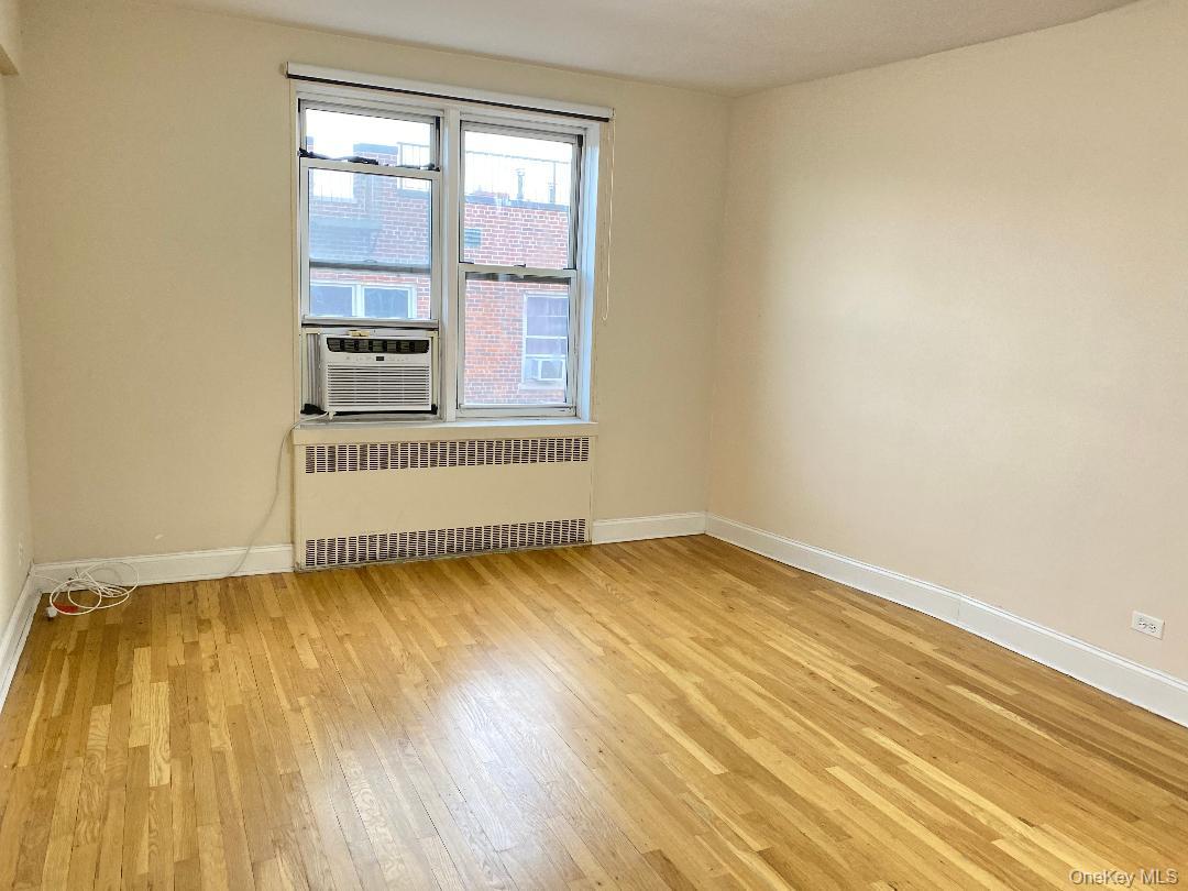 #4 photo, 104-20 68th Drive, קווינס Forest Hills , NY 11375