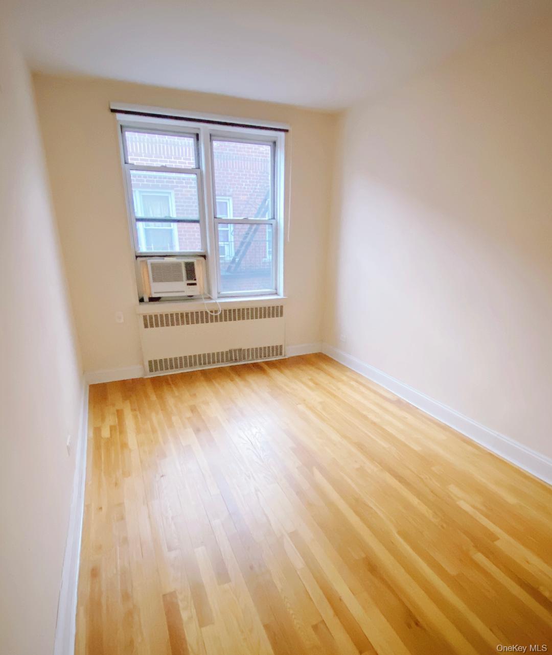 #5 photo, 104-20 68th Drive, קווינס Forest Hills , NY 11375