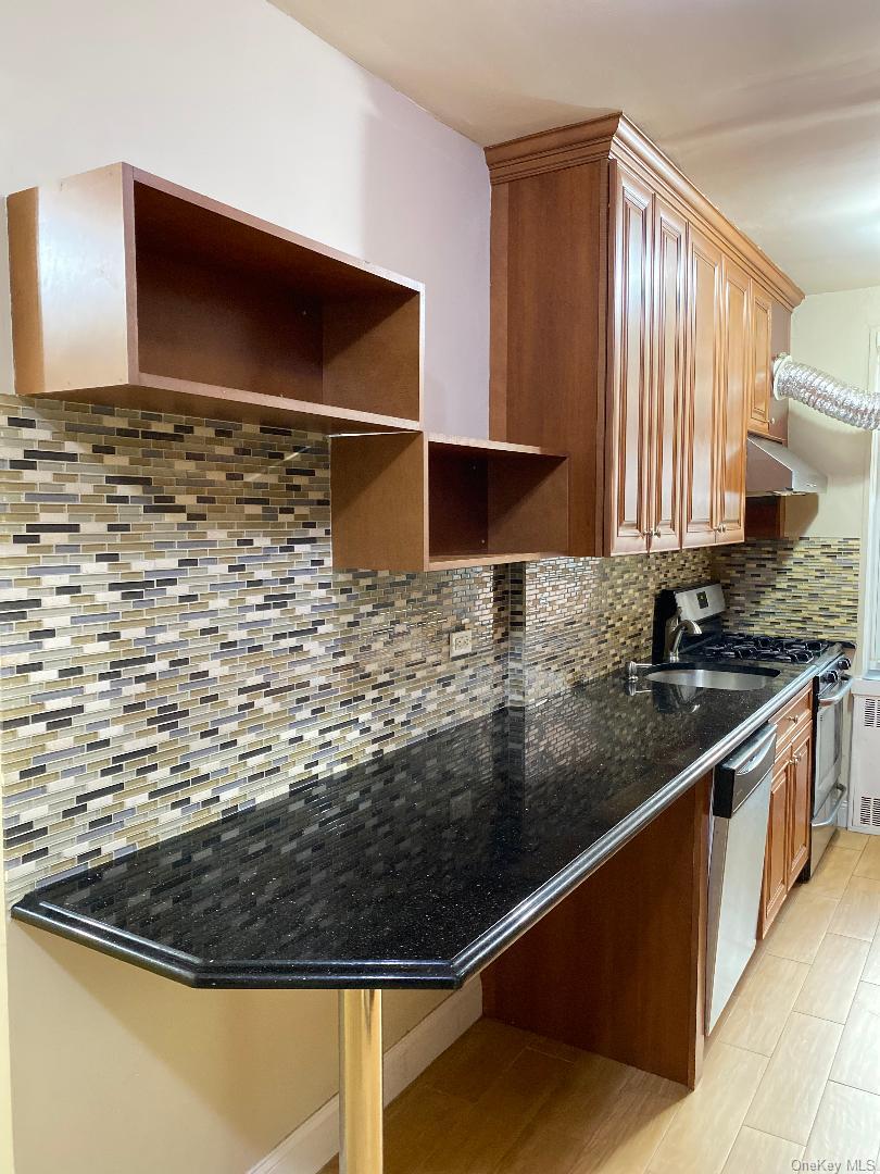 #8 photo, 104-20 68th Drive, קווינס Forest Hills , NY 11375