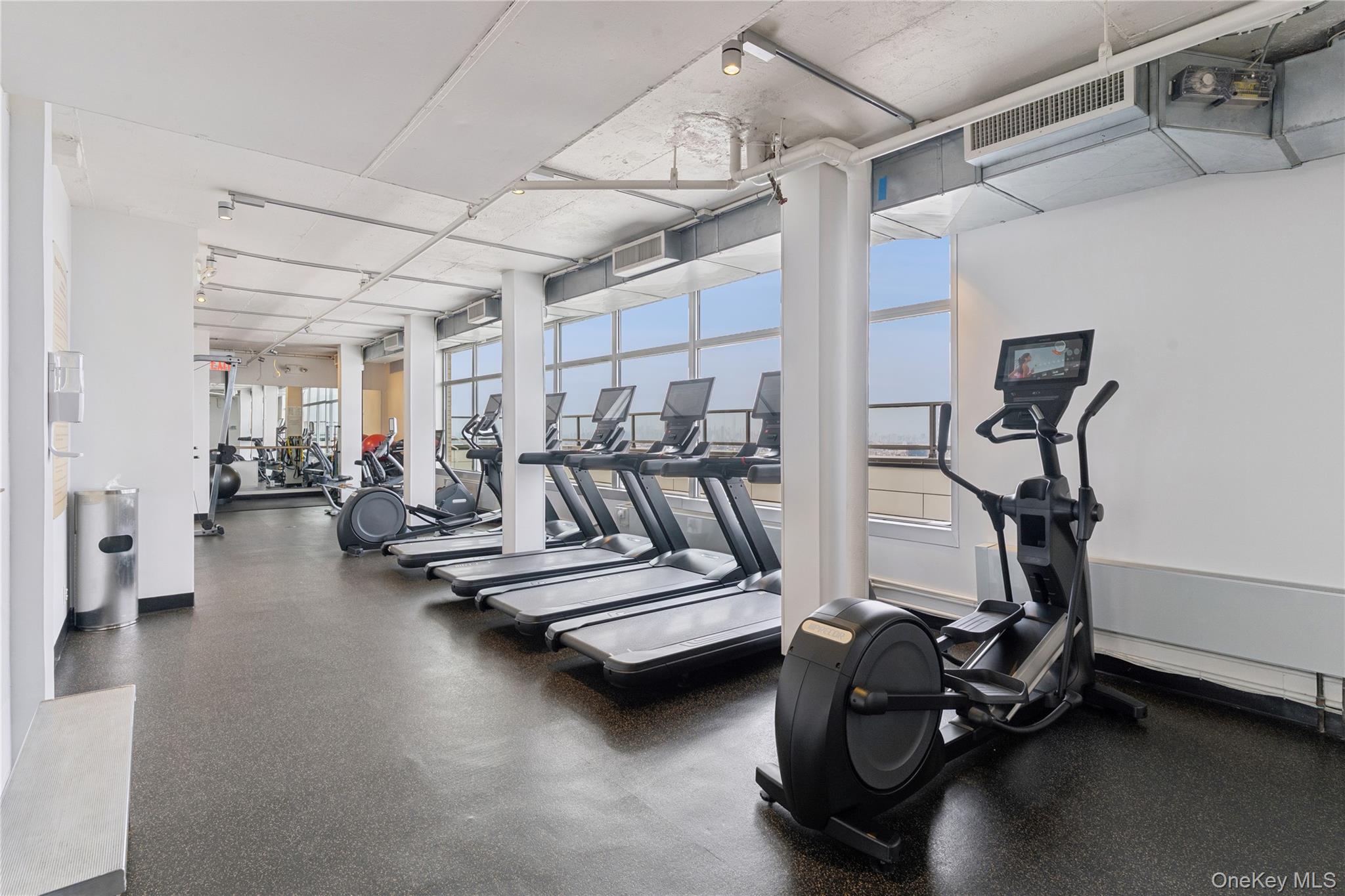 #11 photo, 110-11 Queens Boulevard, קווינס Forest Hills , NY 11375