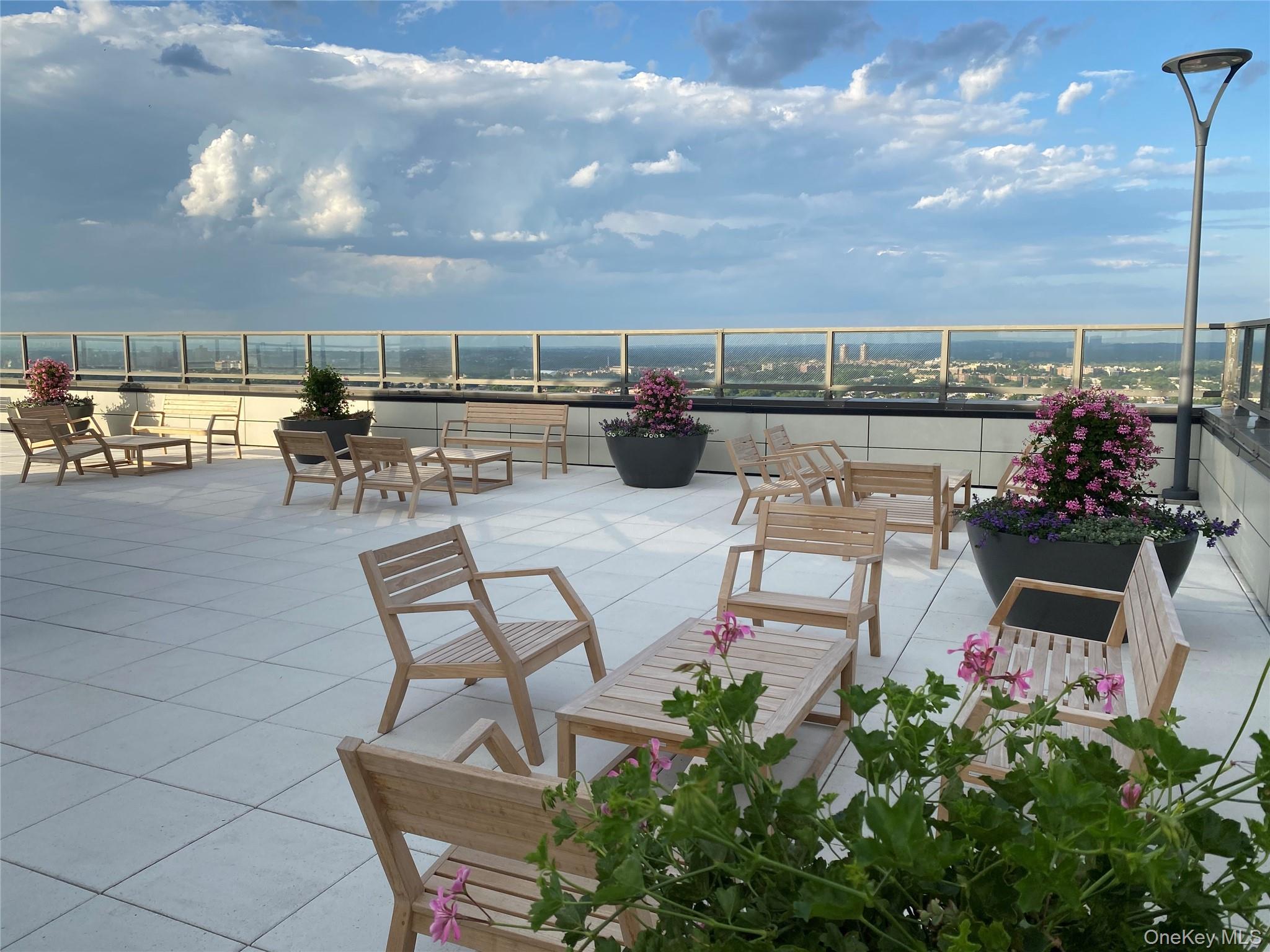 #13 photo, 110-11 Queens Boulevard, קווינס Forest Hills , NY 11375