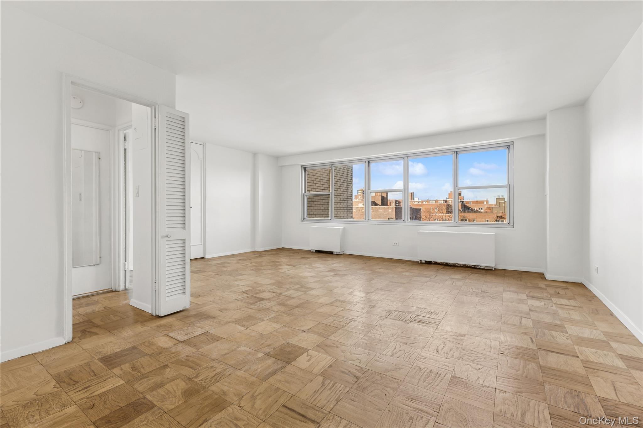 #5 photo, 110-11 Queens Boulevard, קווינס Forest Hills , NY 11375