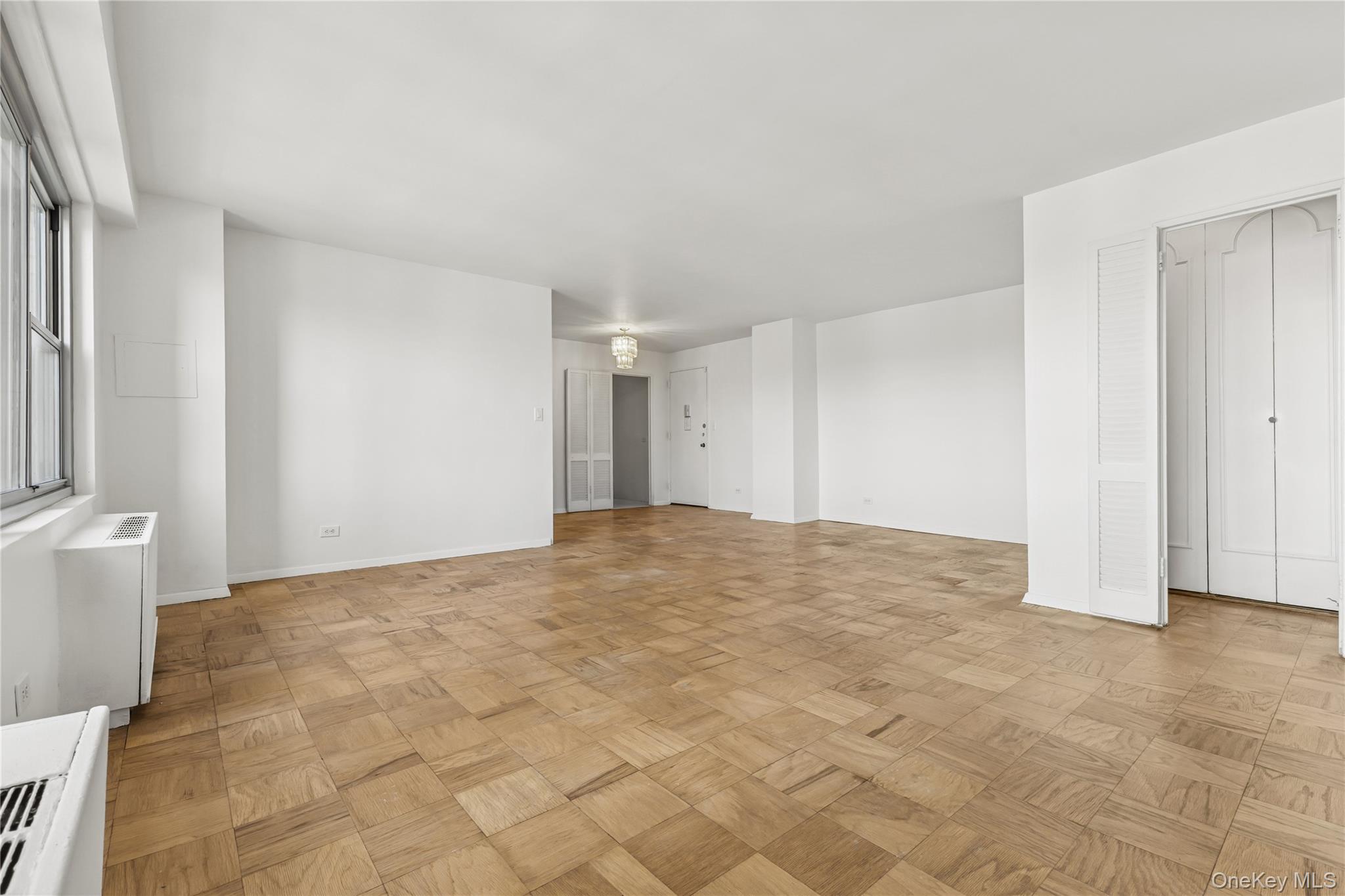 #6 photo, 110-11 Queens Boulevard, קווינס Forest Hills , NY 11375