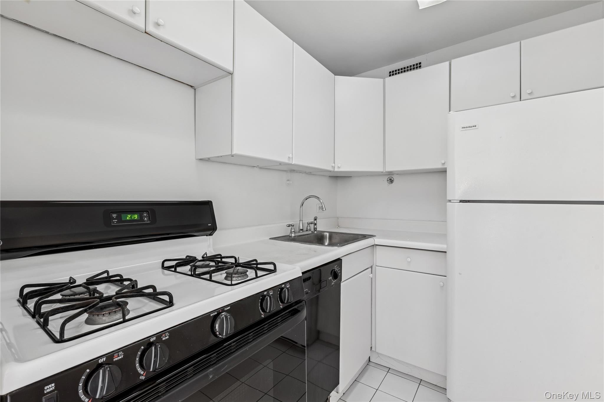 #7 photo, 110-11 Queens Boulevard, קווינס Forest Hills , NY 11375