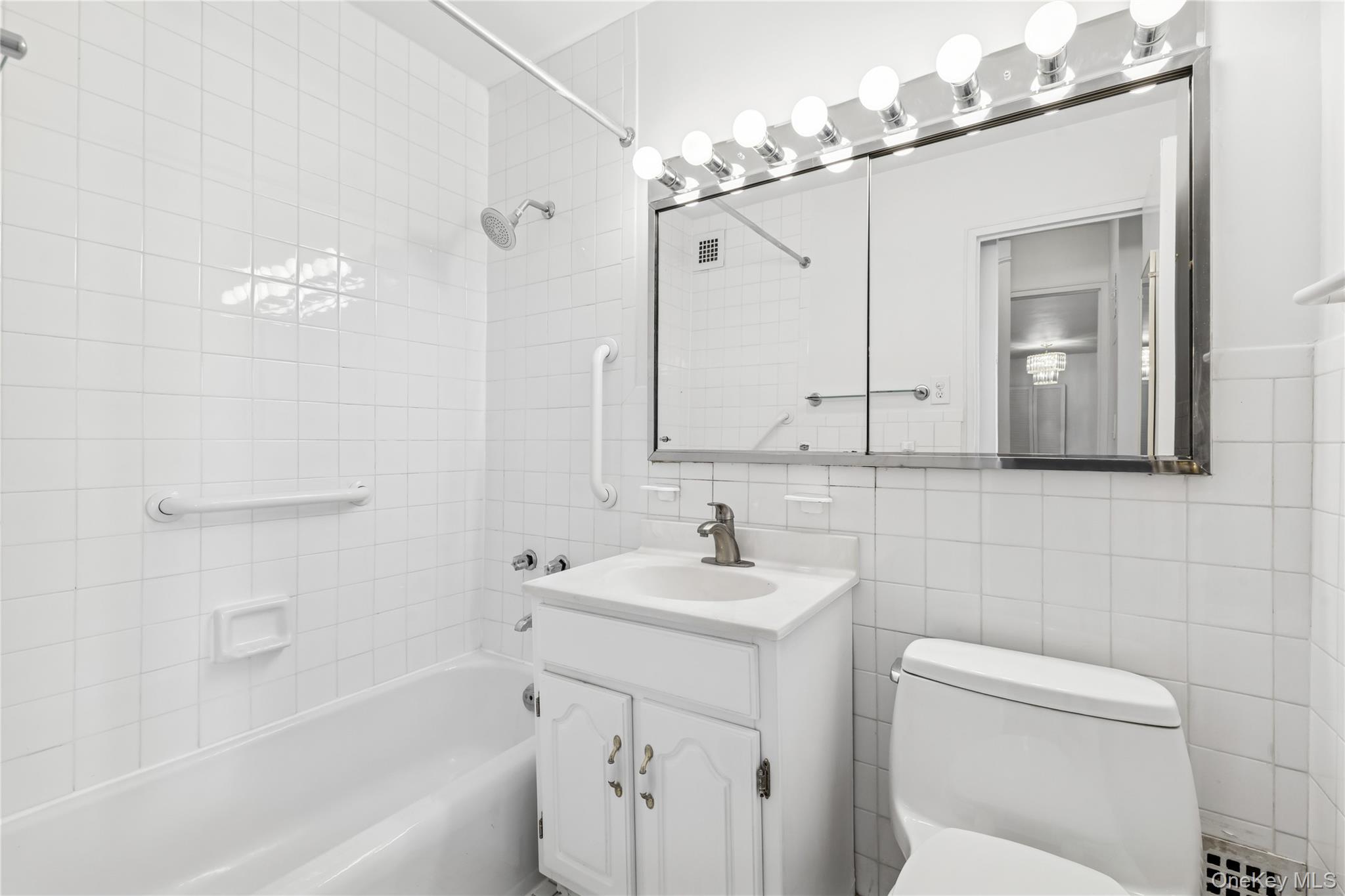 #8 photo, 110-11 Queens Boulevard, קווינס Forest Hills , NY 11375