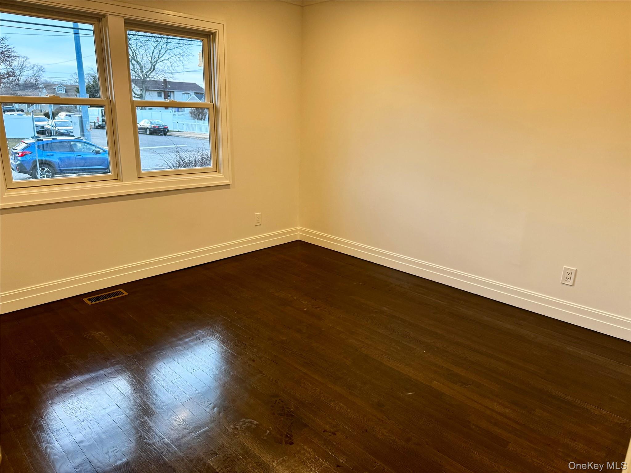 #6 photo, 696 N Delaware Avenue, سوفولك Lindenhurst , NY 11757