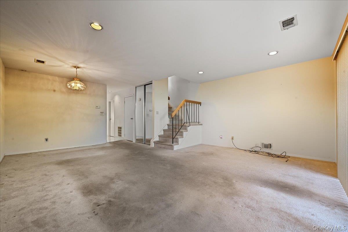 #13 photo, 132 Laurel Lane, Нассау ‖ Wantagh , NY 11793