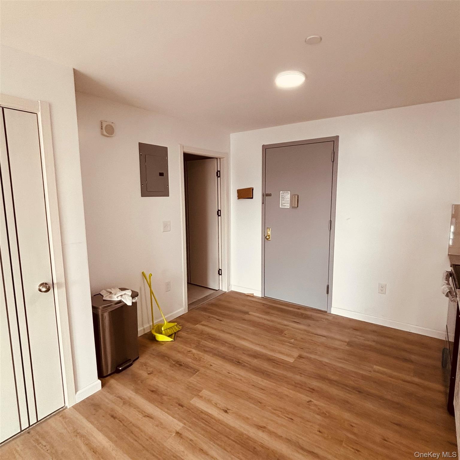 #4 photo, 70-40 45th Avenue, קווינס Woodside , NY 11377