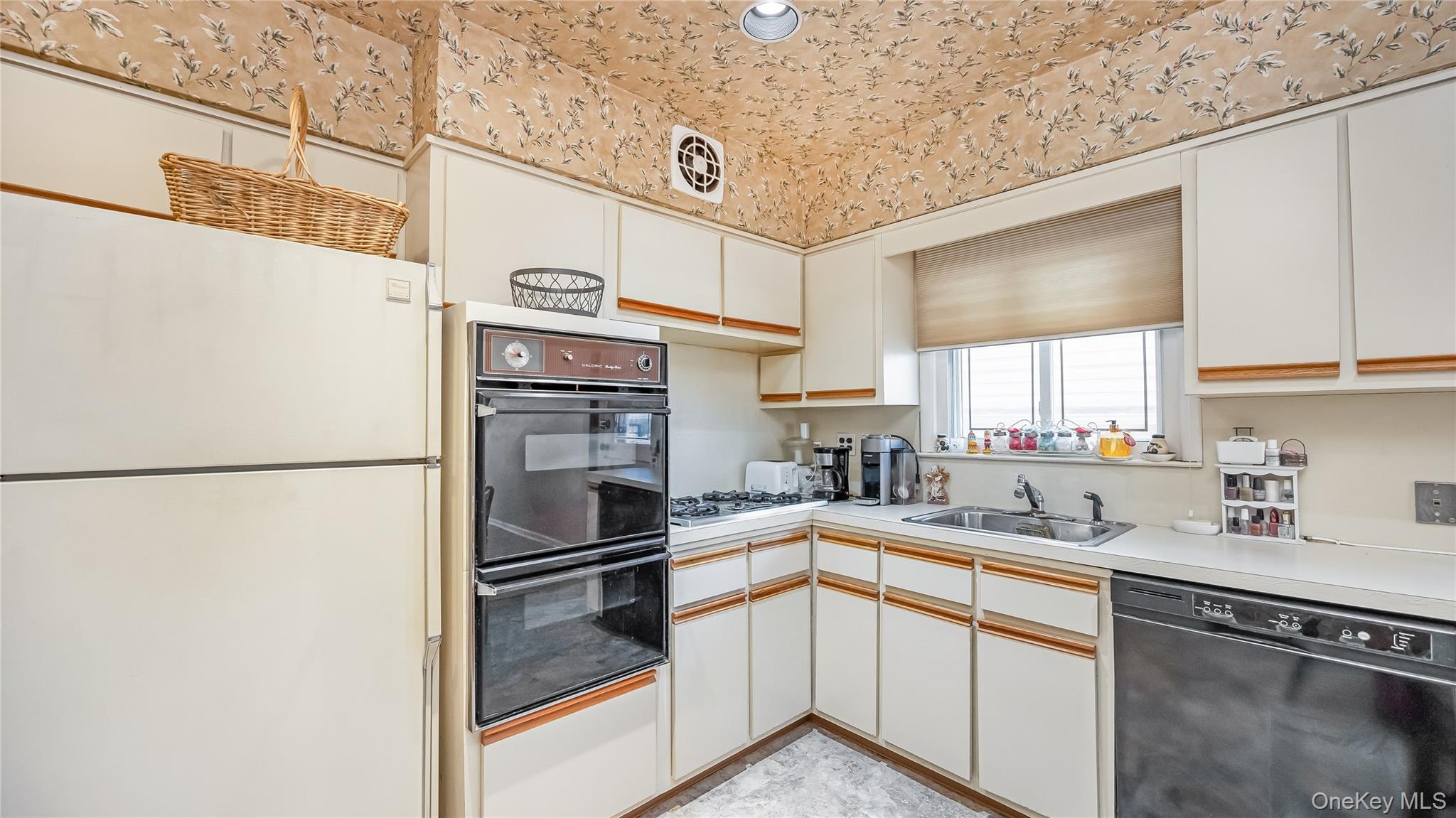 #16 photo, 85-19 212th Street, Hollis Hills , NY 11427