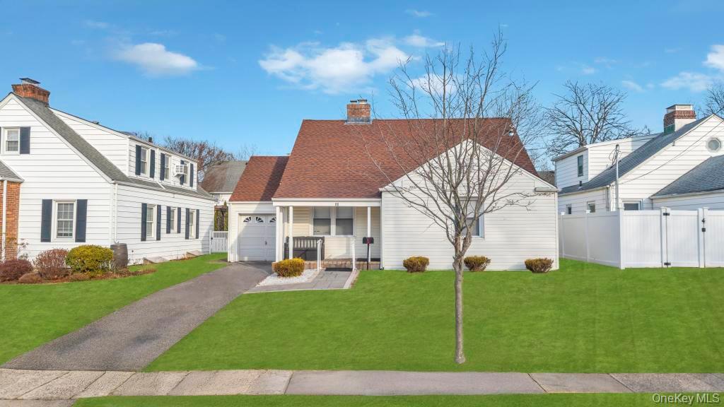 #16 photo, 88 Krug Place, Mineola , NY 11501