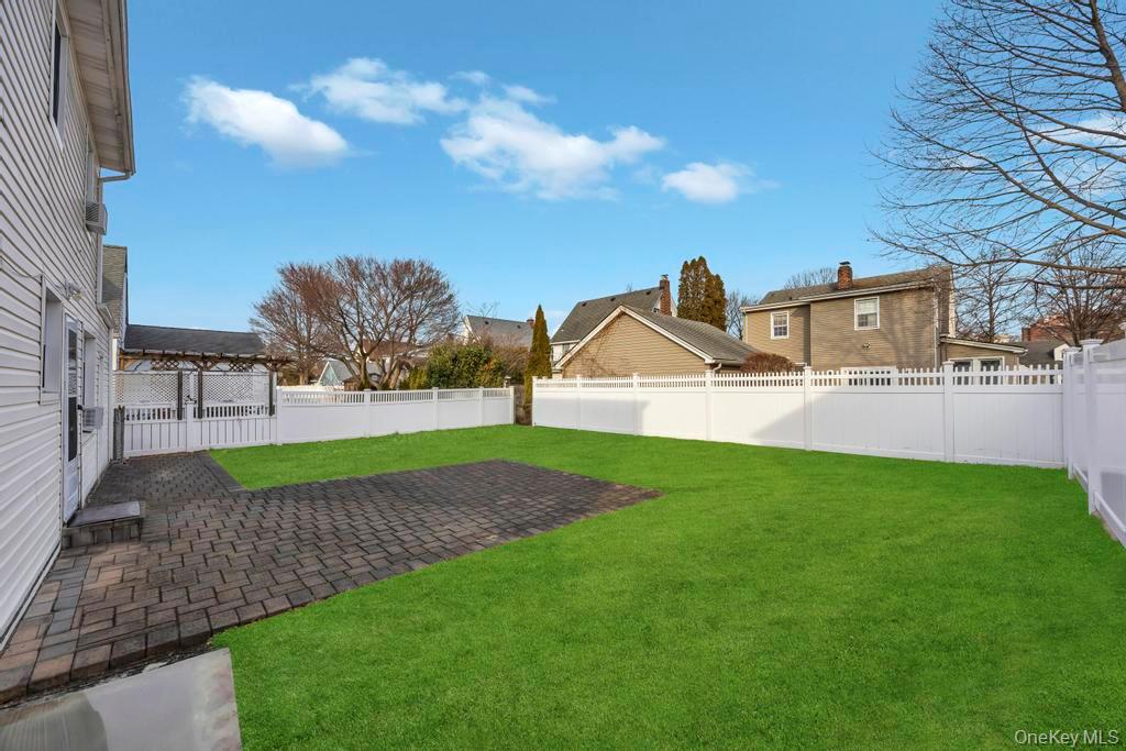 #17 photo, 88 Krug Place, Mineola , NY 11501