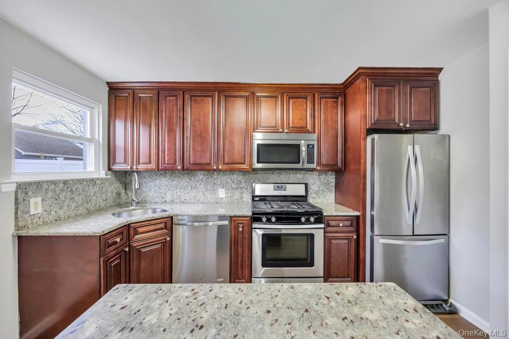 #6 photo, 88 Krug Place, Mineola , NY 11501