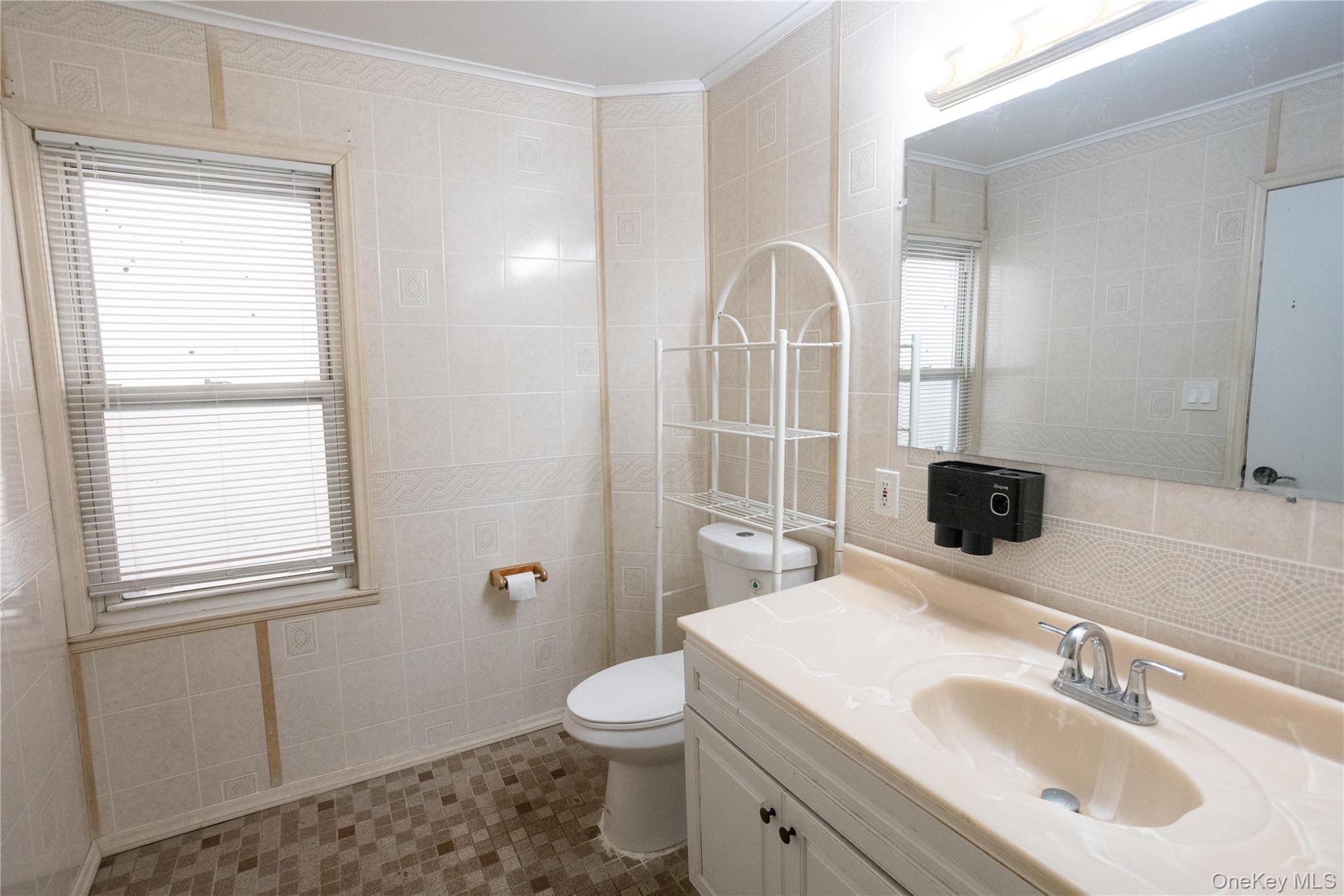 #10 photo, 43-18 214  Place, कुईंस Bayside , NY 11361