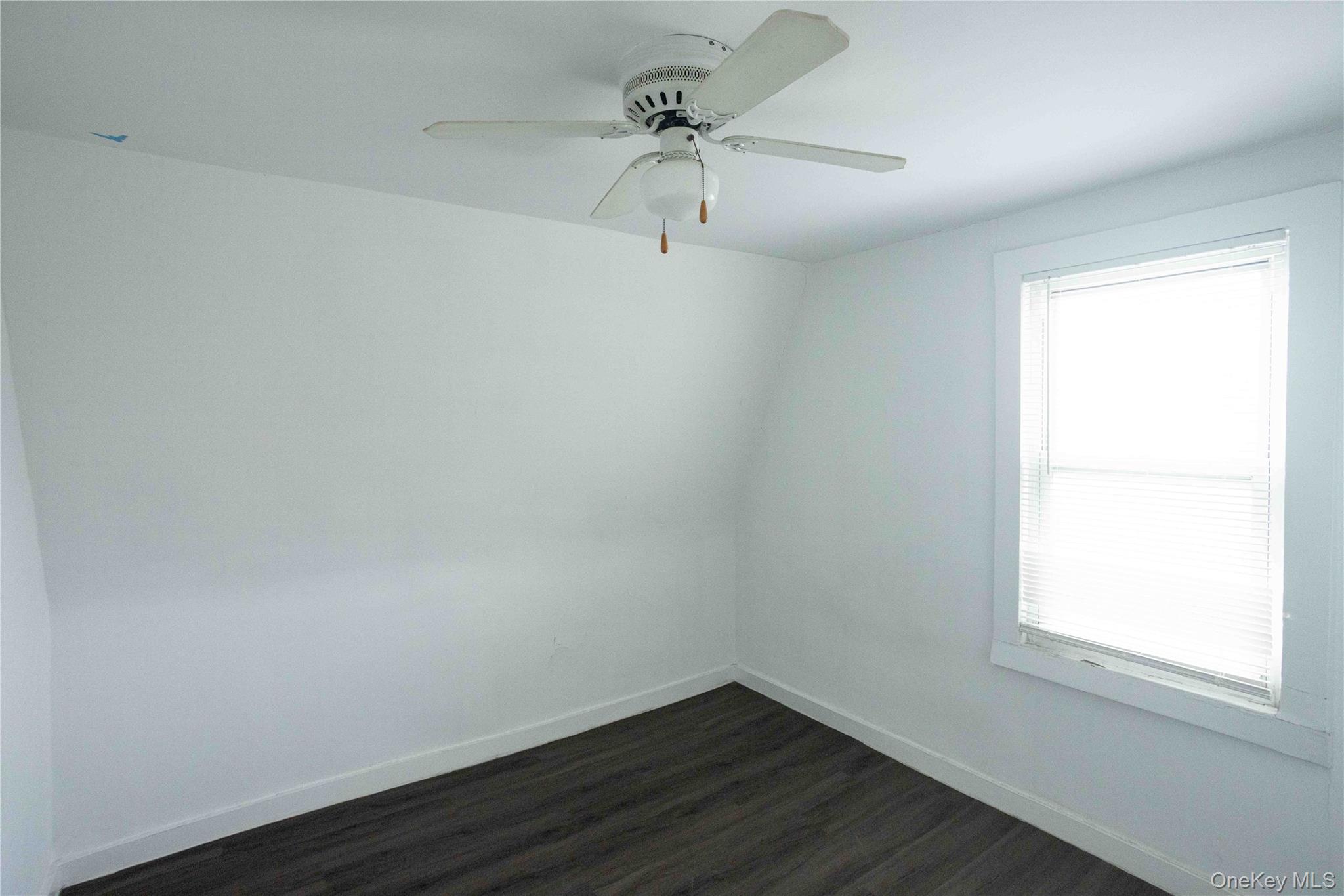 #11 photo, 43-18 214  Place, कुईंस Bayside , NY 11361