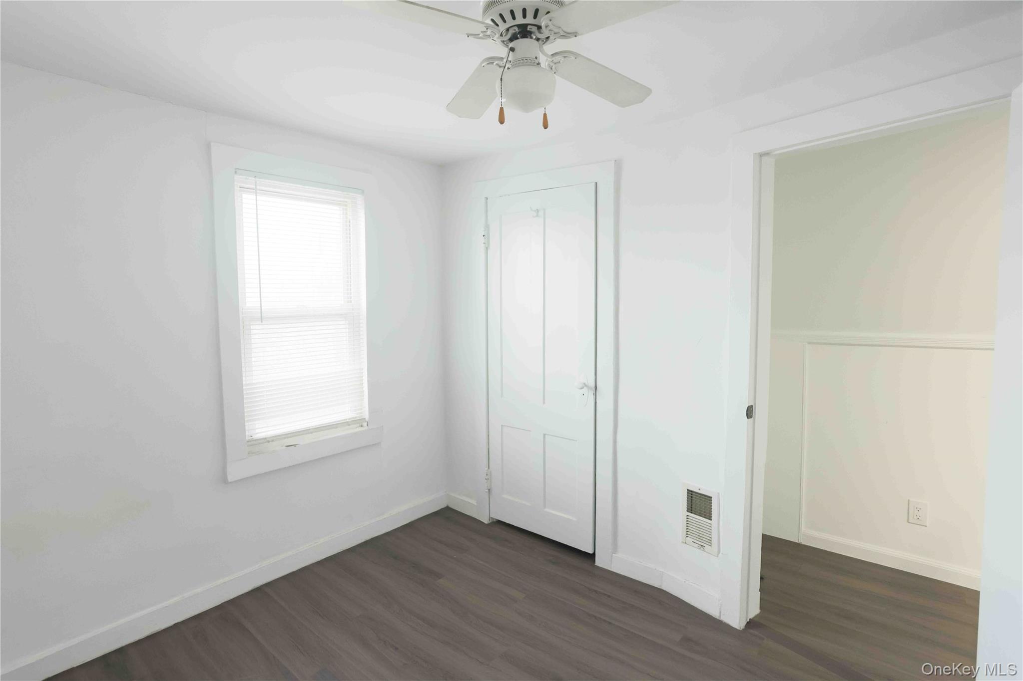 #12 photo, 43-18 214  Place, कुईंस Bayside , NY 11361