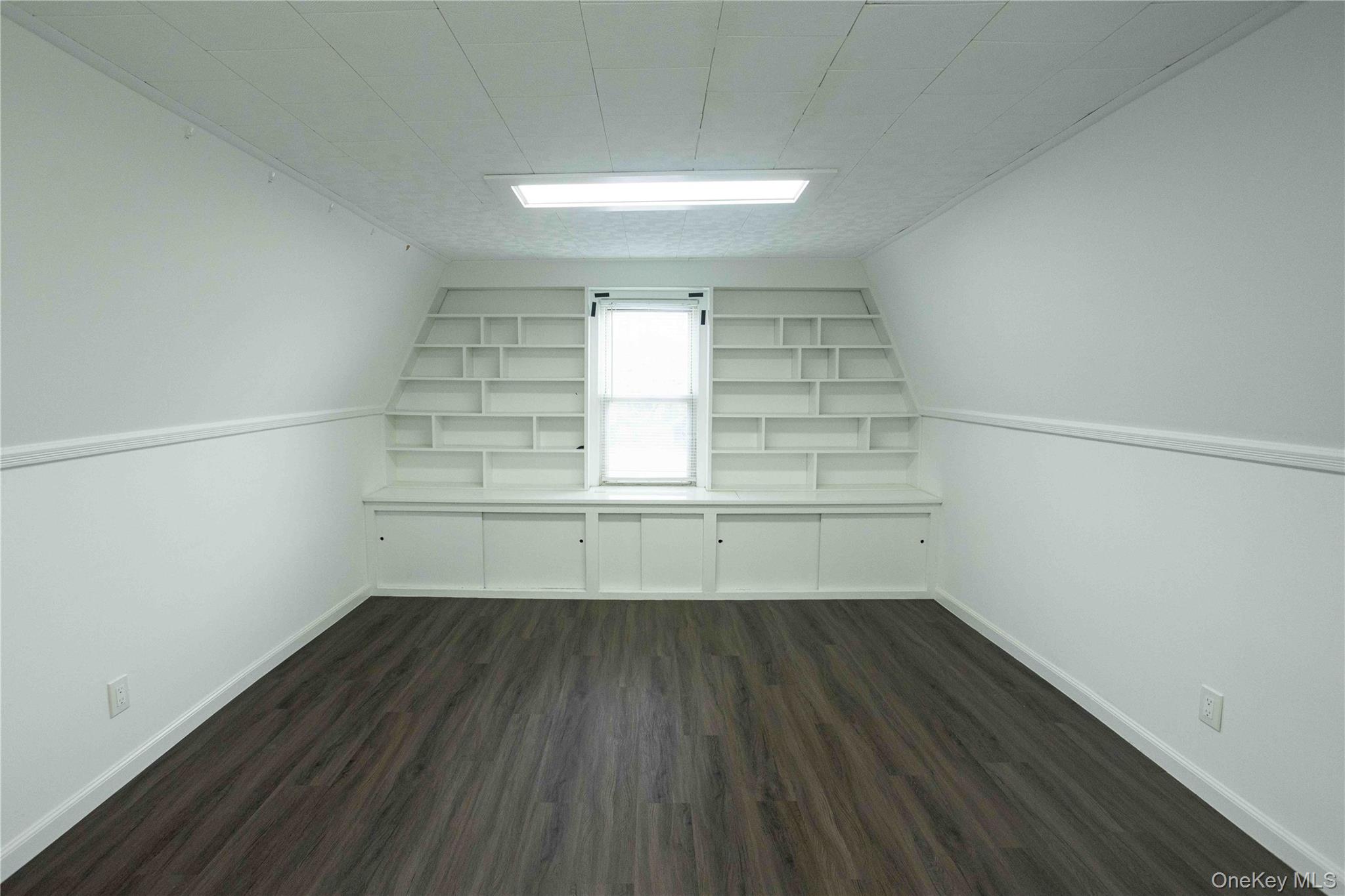 #14 photo, 43-18 214  Place, कुईंस Bayside , NY 11361