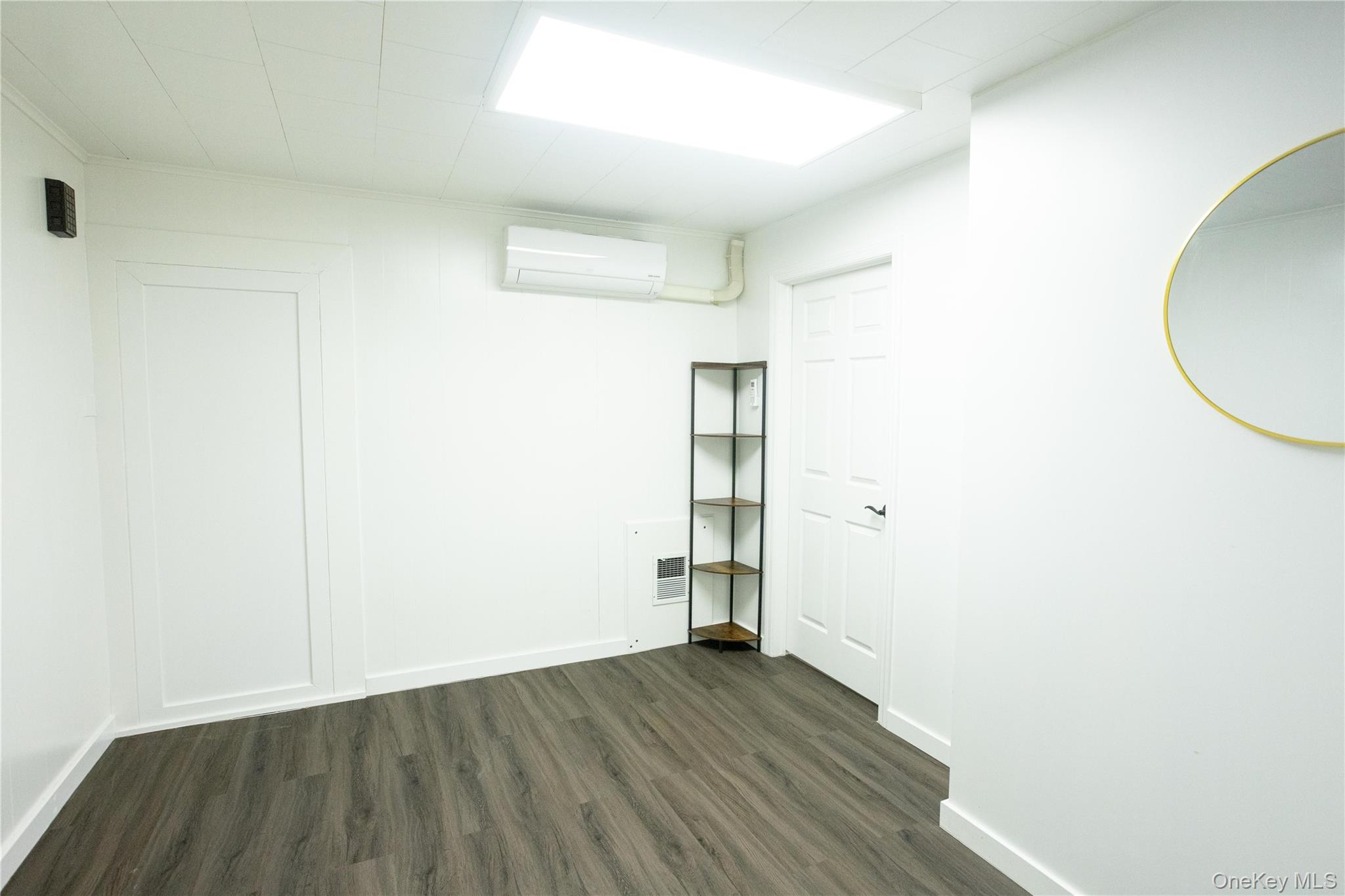 #3 photo, 43-18 214  Place, कुईंस Bayside , NY 11361