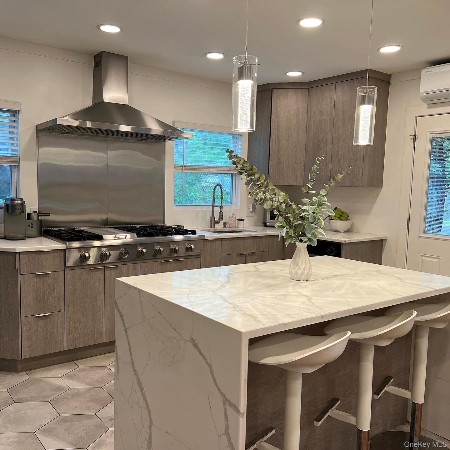 #1 photo, 711 Pelhamdale Avenue, 뉴욕주 Pelham , NY 10803