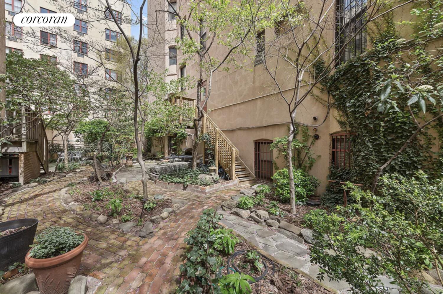 #8 photo, New York City, מנהטן East Village , NY 10009