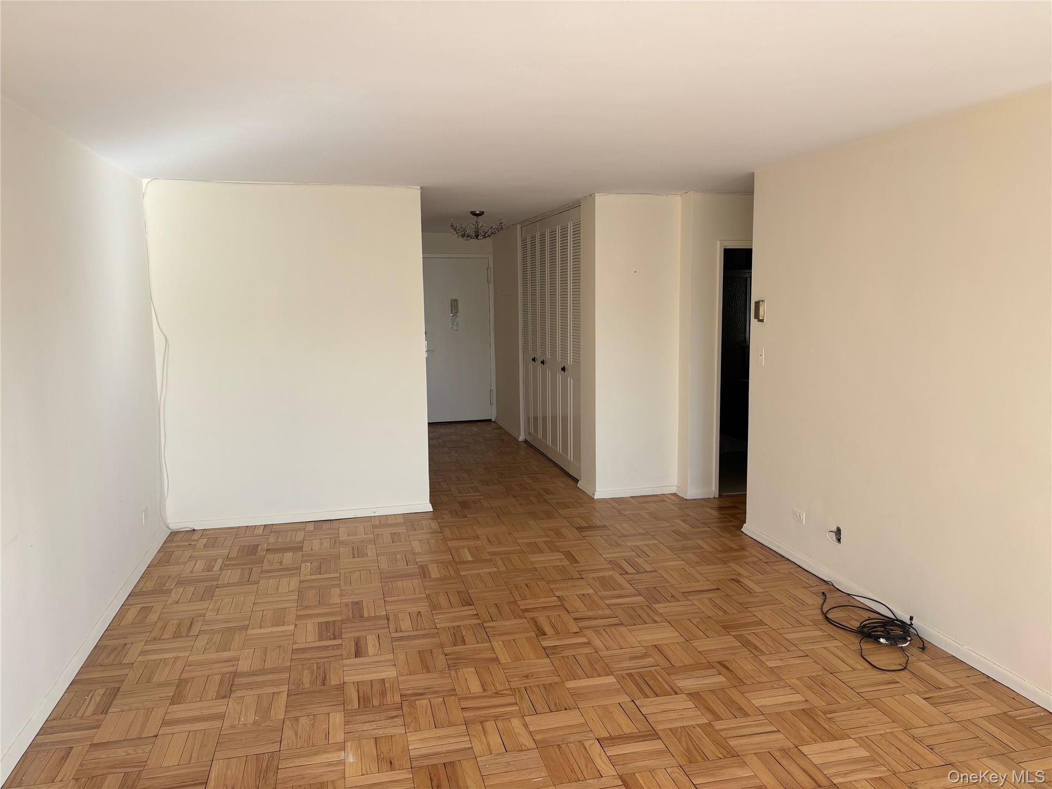 #3 photo, 17-85 215 Street, 皇后区 贝塞 Bayside , NY 11360