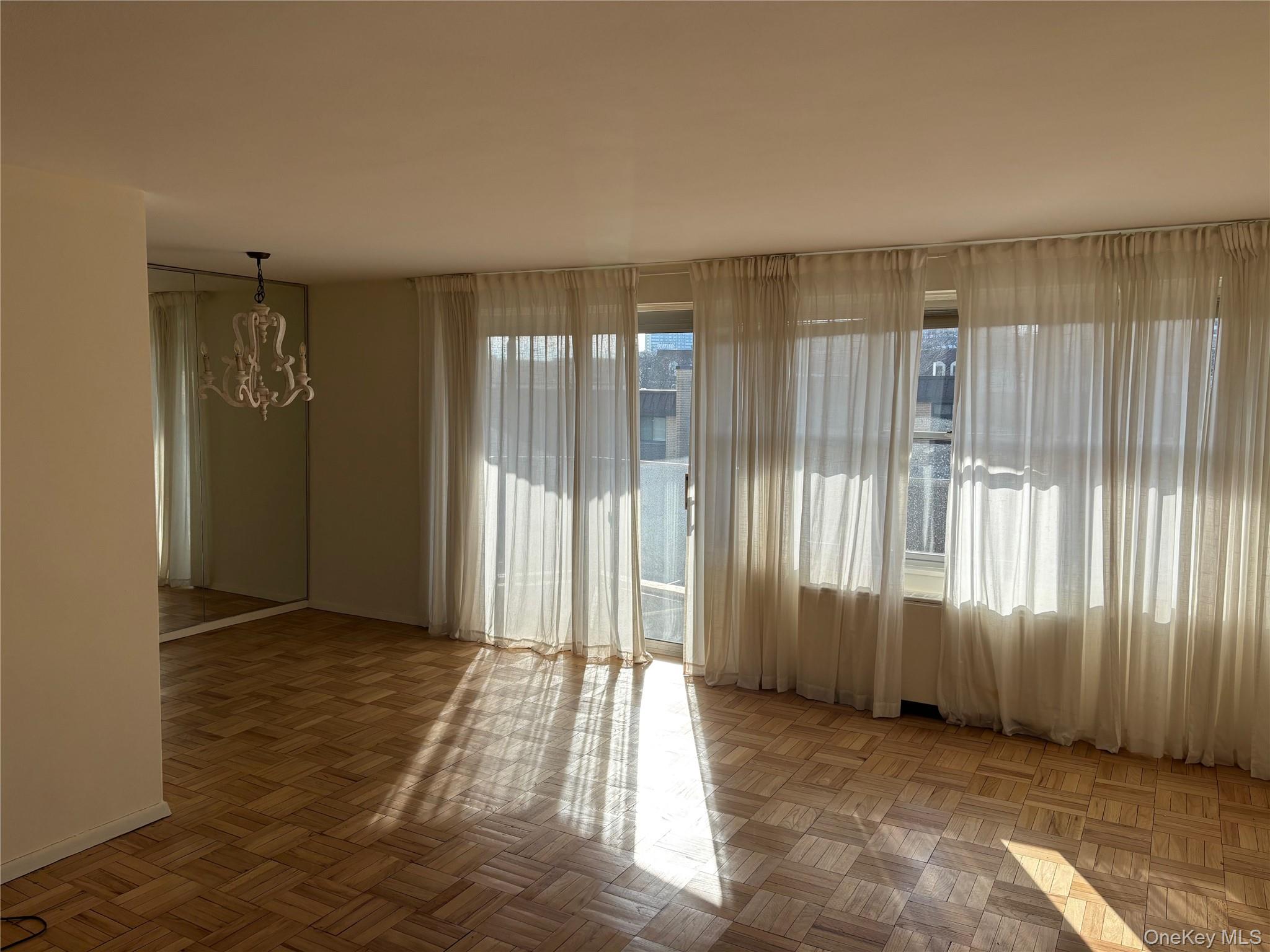 #5 photo, 17-85 215 Street, 皇后区 贝塞 Bayside , NY 11360