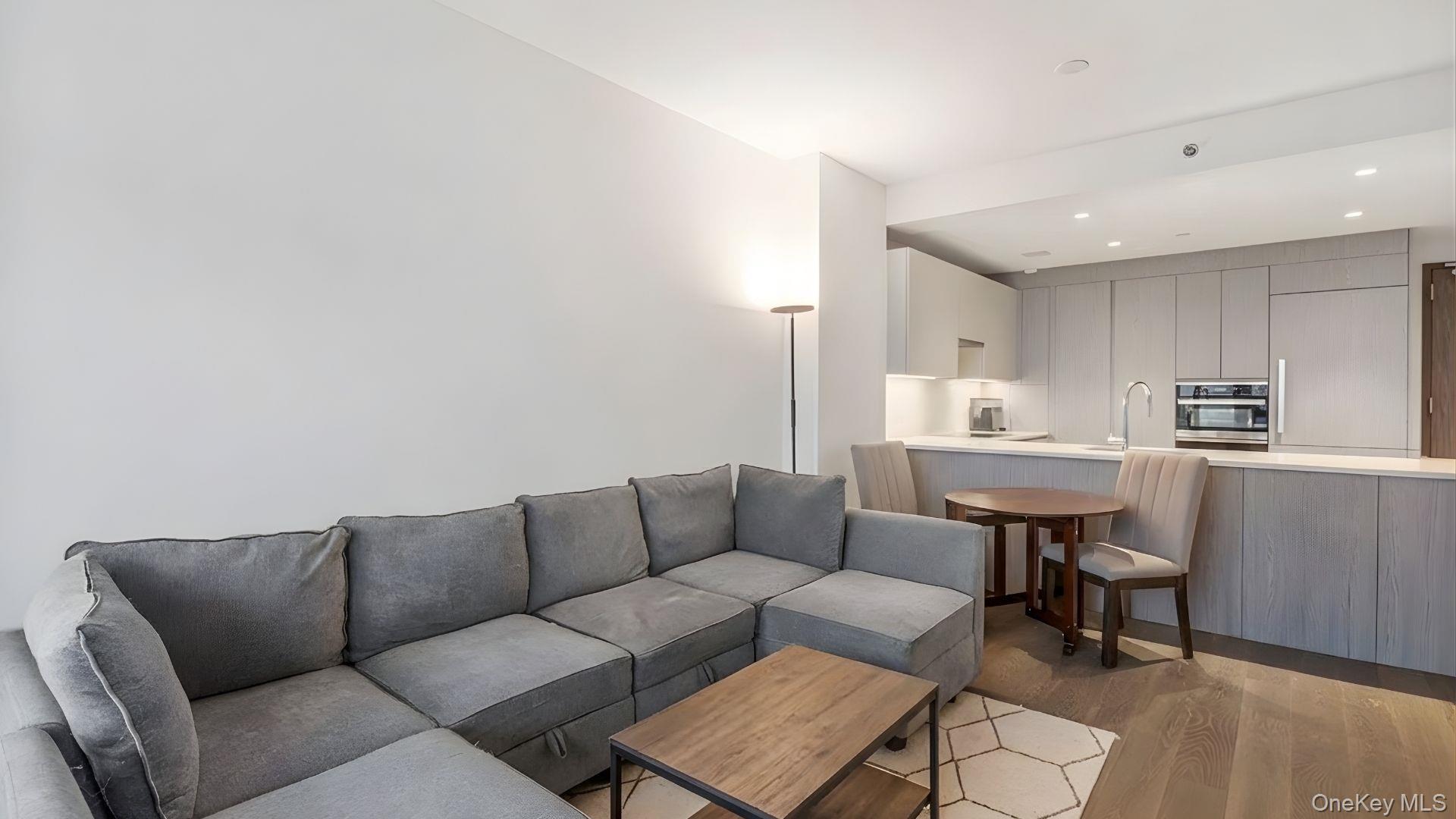 #5 photo, 133-36 37th Avenue, 플러싱 Flushing , NY 11354