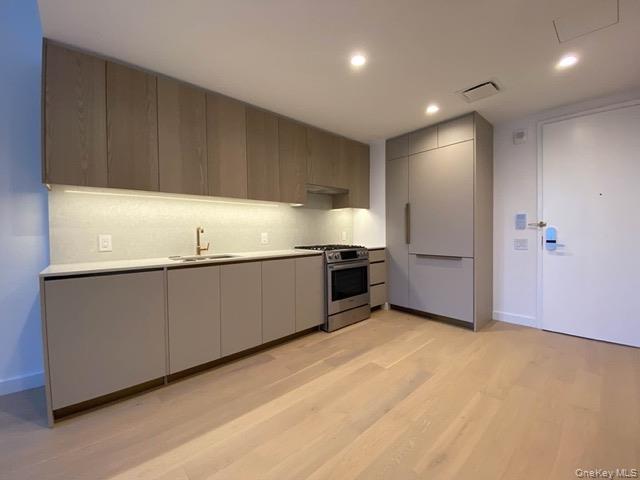 #3 photo, 3 court square, Long Island City , NY 11101