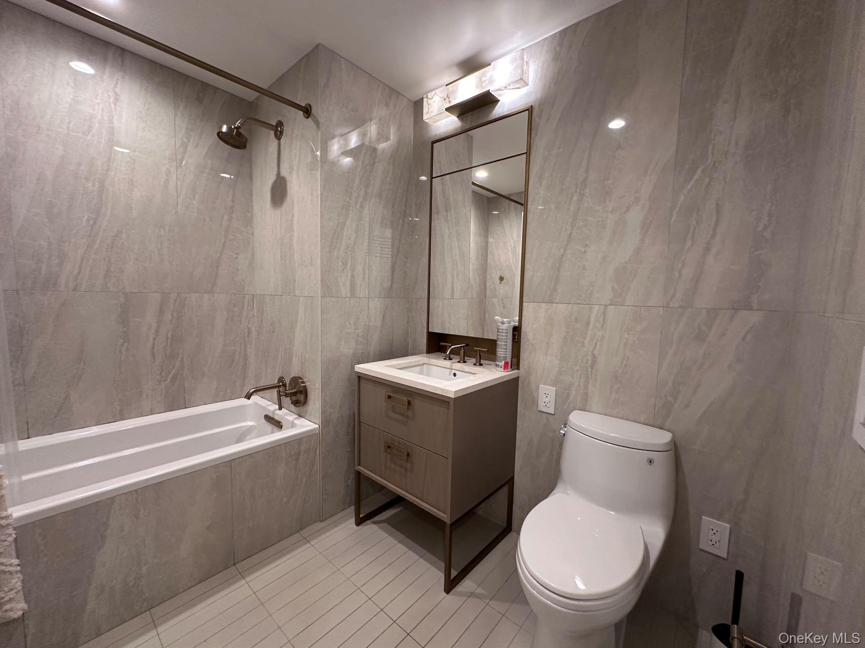 #6 photo, 3 court square, Long Island City , NY 11101