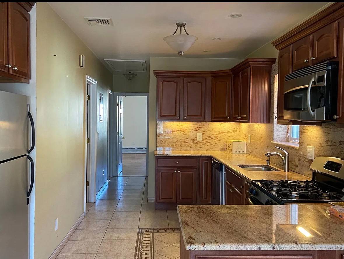 #3 photo, 2944 164th St, #2, Flushing , NY 11358