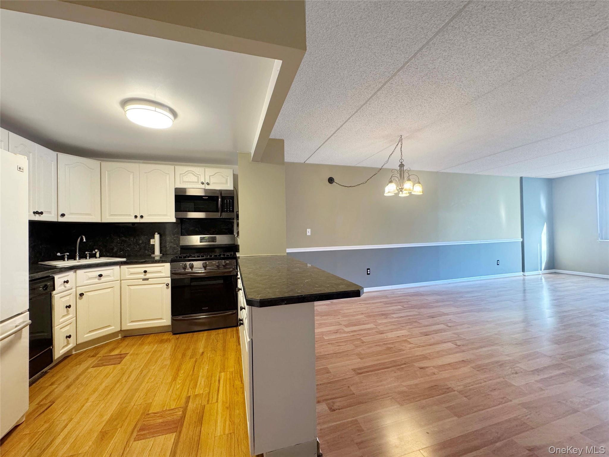 #4 photo, 777 N Macquesten Parkway, Mount Vernon , NY 10552