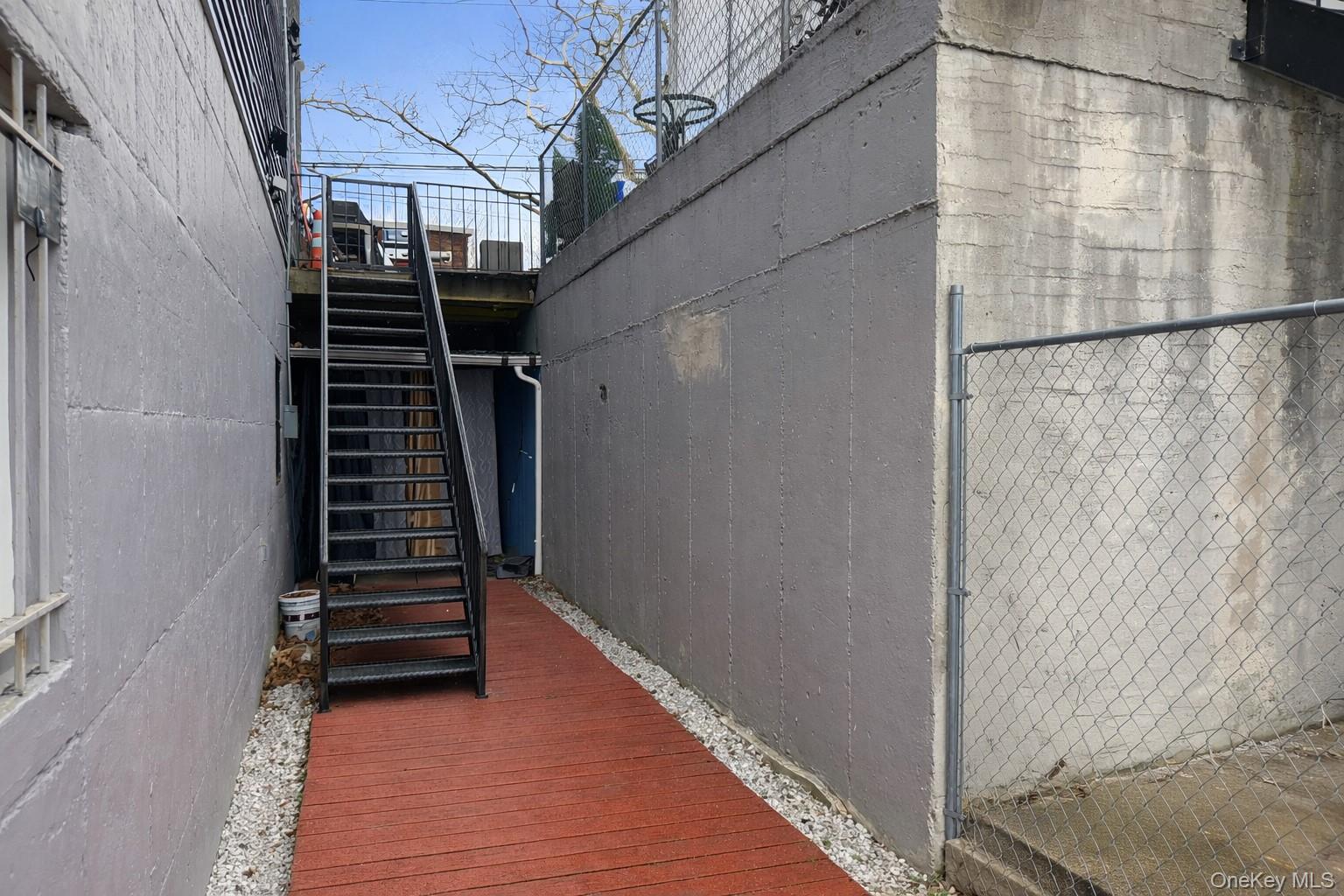 #18 photo, 536 Throgs Neck Expressway, برونكس Bronx , NY 10465