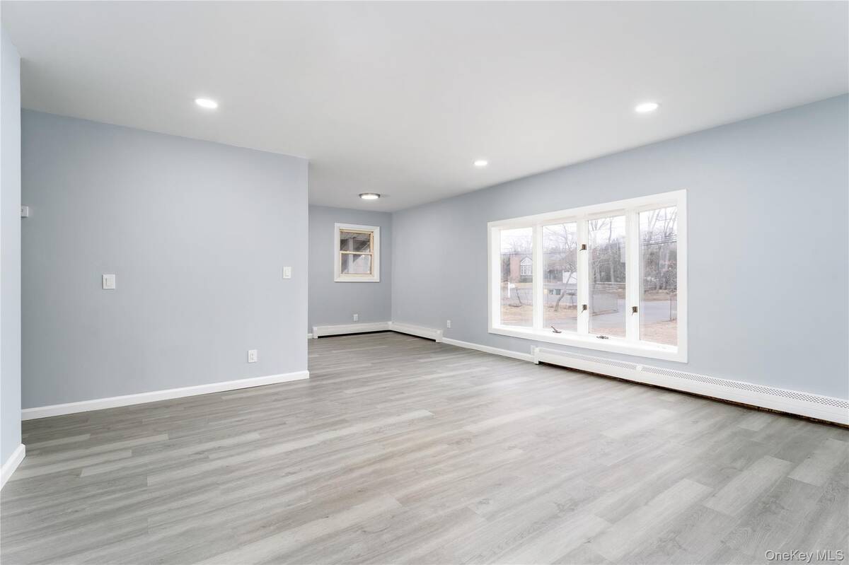 #3 photo, 48 Hawkins Road, מחוז סאפוק Centereach , NY 11720