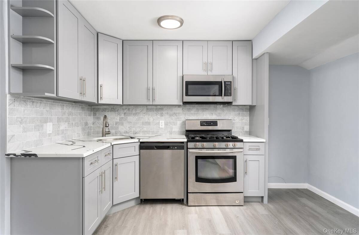 #6 photo, 48 Hawkins Road, מחוז סאפוק Centereach , NY 11720