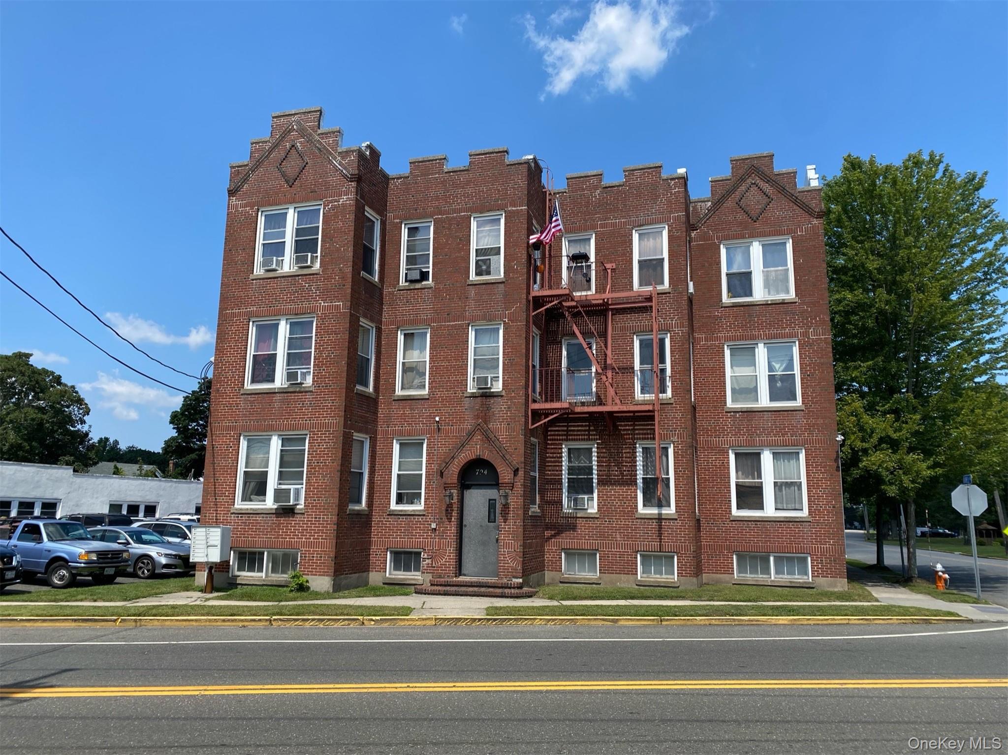 #1 photo, 724 Howell Avenue, Саффолк ‖ Riverhead , NY 11901