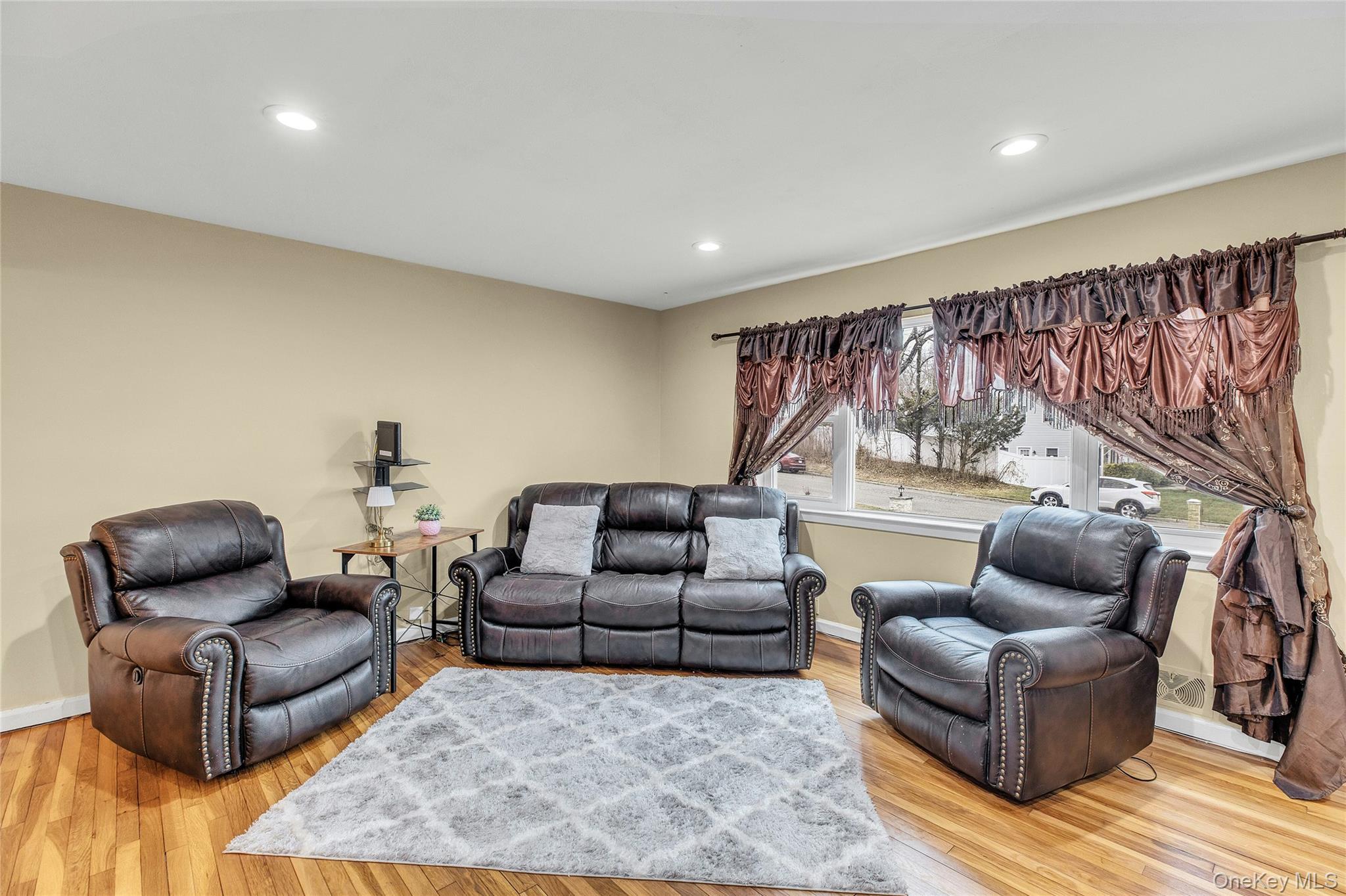 #6 photo, 46 Falcon Drive, Hauppauge , NY 11788