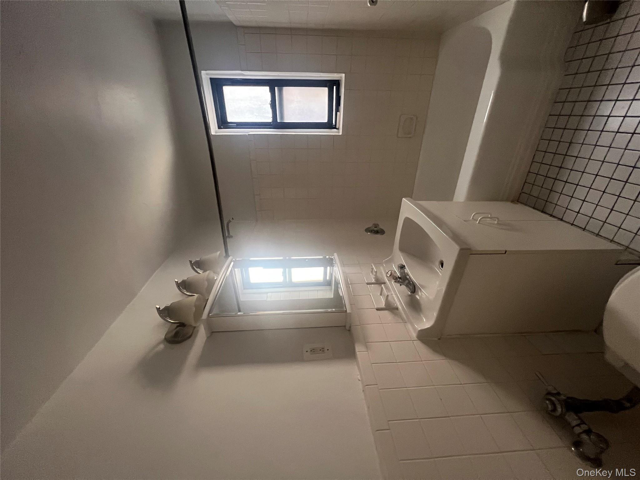 #6 photo, 3260 Netherland Avenue, Бронкс ‖ Bronx , NY 10463