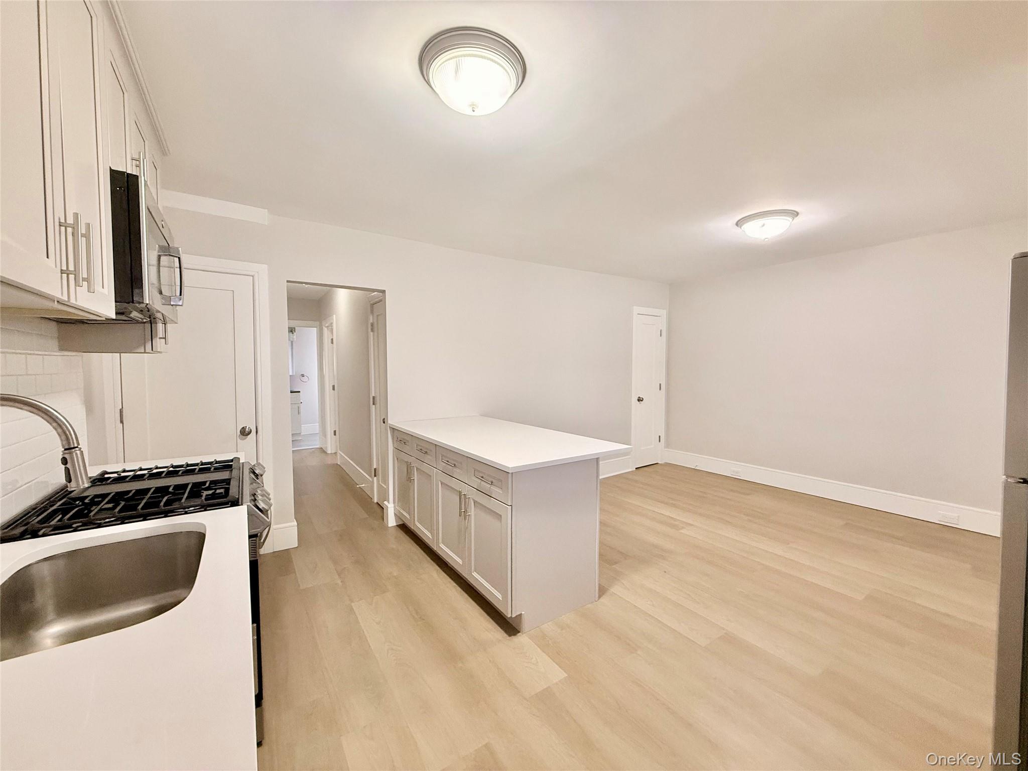 #3 photo, 678 Willis Avenue, מחוז נסאו Williston Park , NY 11596