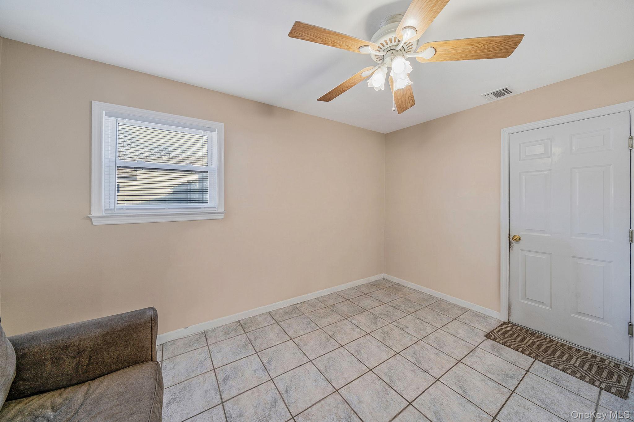 #16 photo, 3 Mount Marcy Avenue, 东长岛 Farmingville , NY 11738