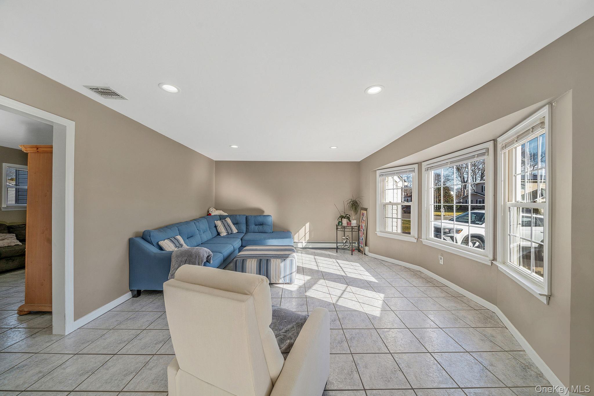 #4 photo, 3 Mount Marcy Avenue, 东长岛 Farmingville , NY 11738